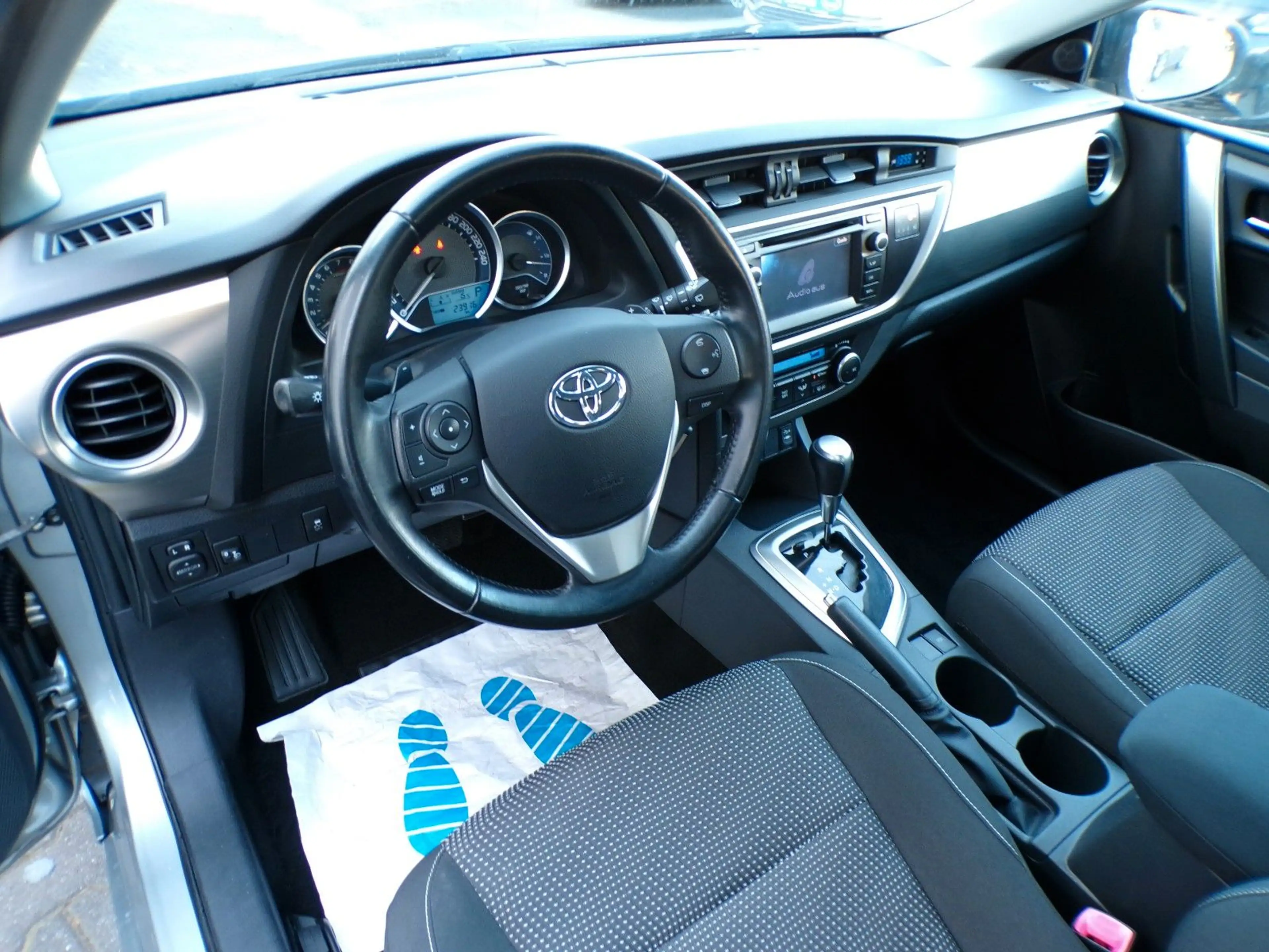 Toyota Auris Life Plus 1,6-l-Valvematic Multidrive S — photo 10