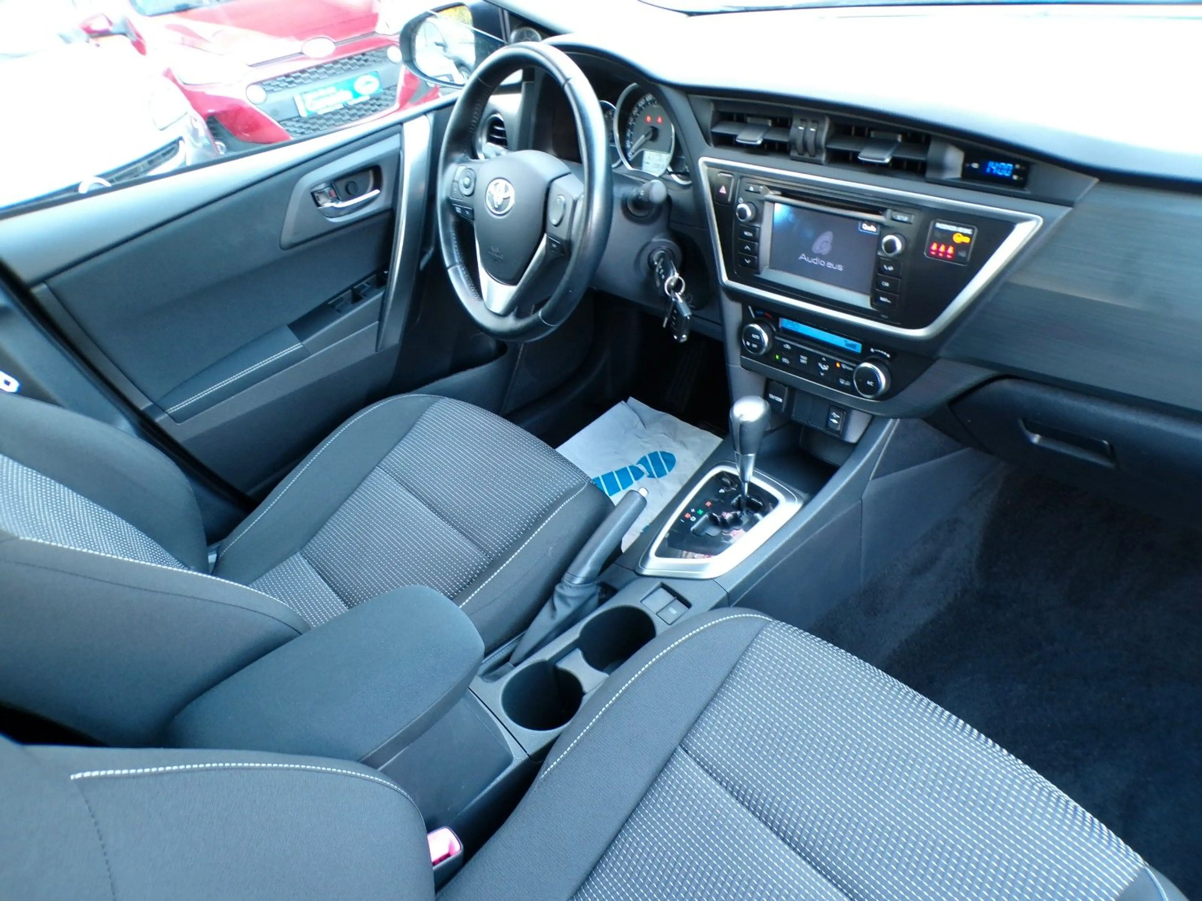 Toyota Auris Life Plus 1,6-l-Valvematic Multidrive S — photo 12