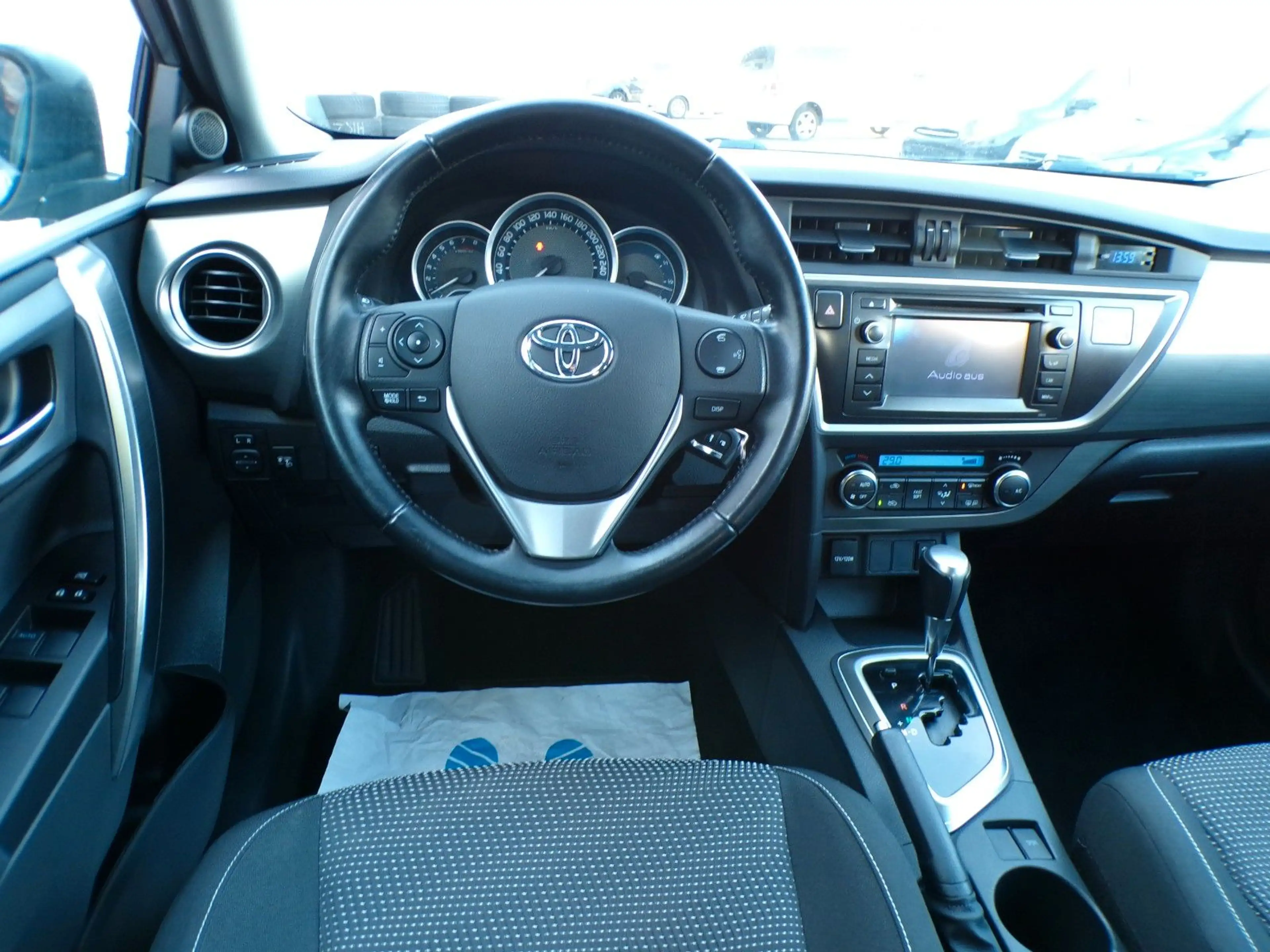 Toyota Auris Life Plus 1,6-l-Valvematic Multidrive S — photo 11