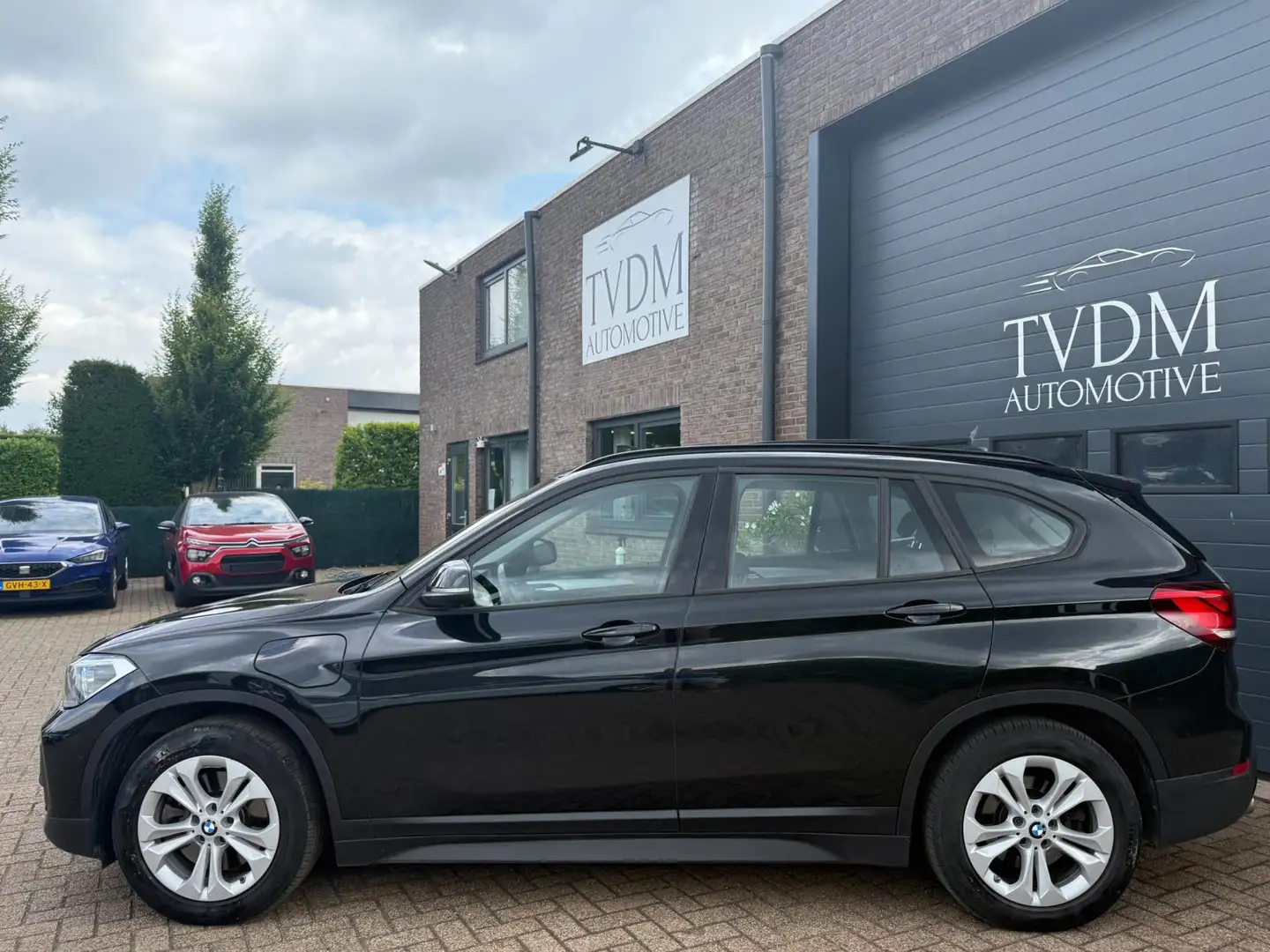 BMW X1 XDrive25e|HYBRIDE|PANO|LEDER|NAVI Zwart - 2