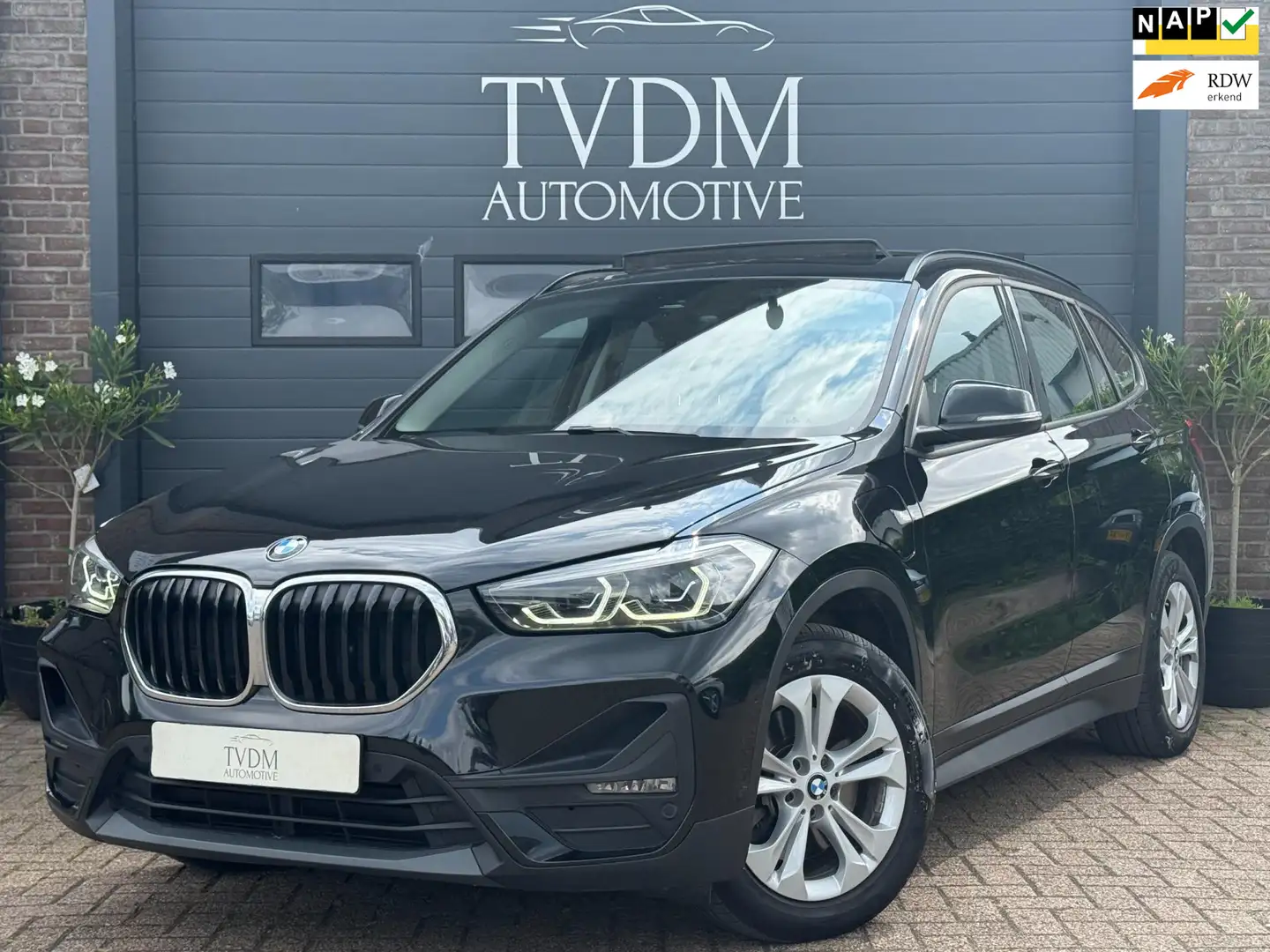 BMW X1 XDrive25e|HYBRIDE|PANO|LEDER|NAVI Zwart - 1