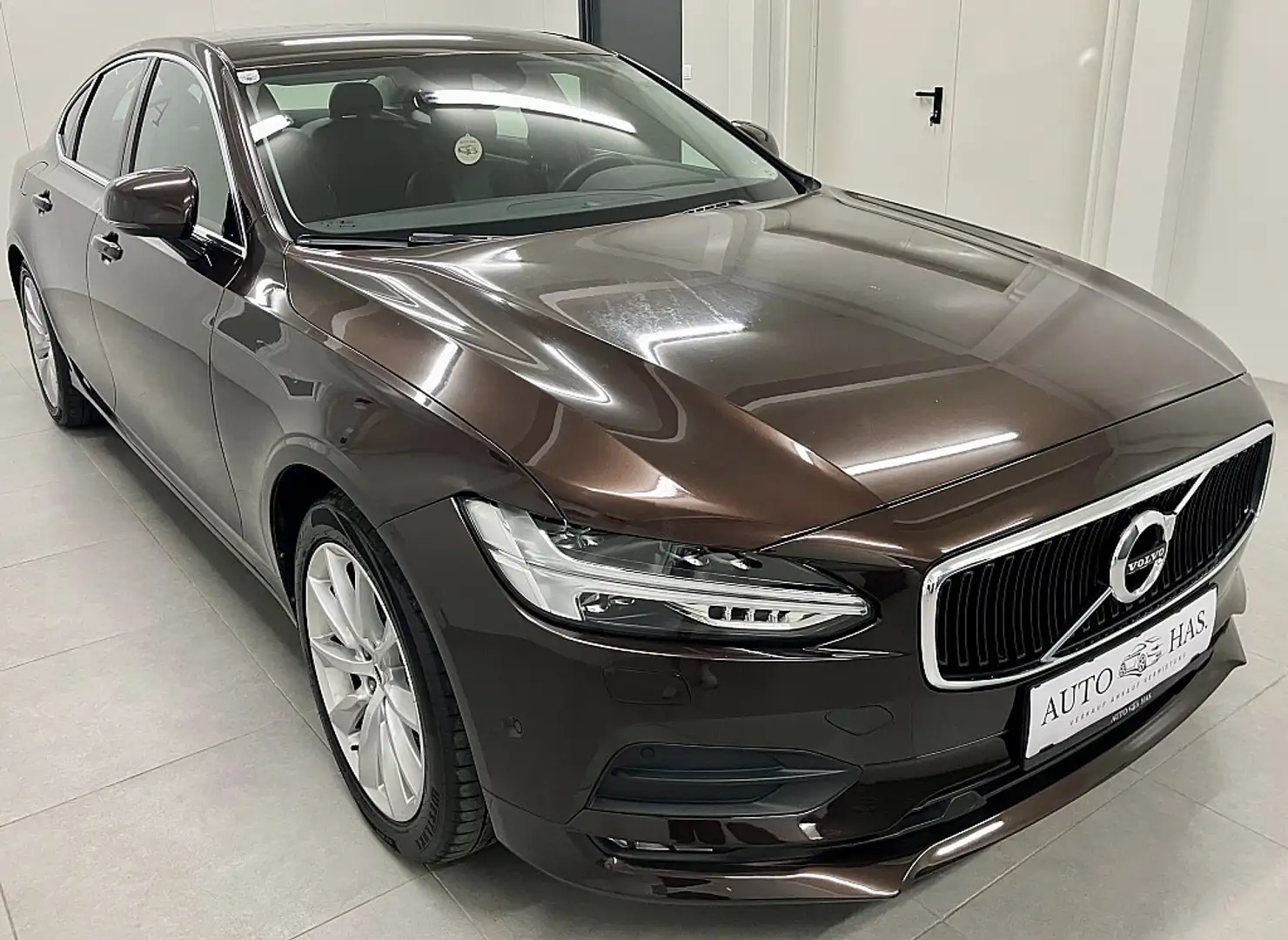 Volvo S90 T4 Momentum Geartronic Braun - 1