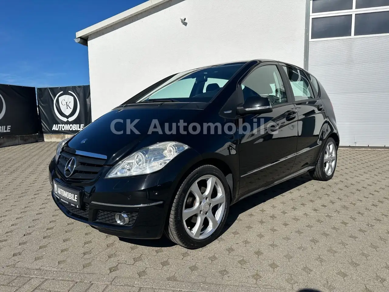 Mercedes-Benz A 200 Avantgarde Special Edition/Automatik/Navi — photo 1 of 35