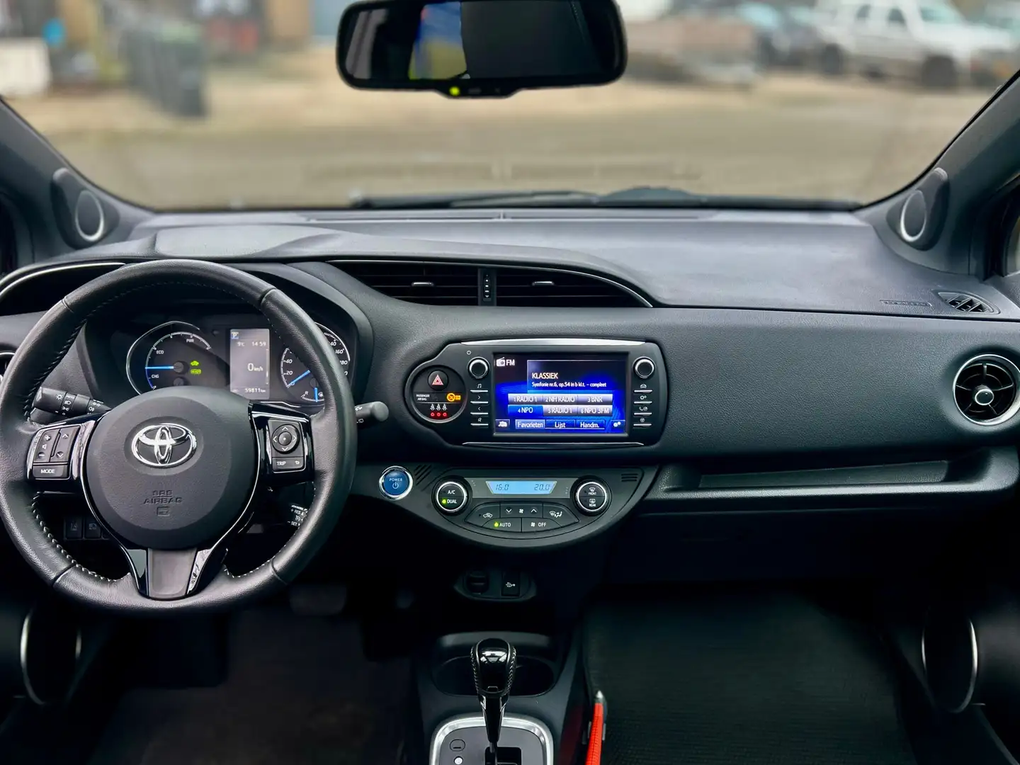 Toyota Yaris 1.5 Hybrid Premium * DEALER ONDERHOUDEN * PANORAMA Rouge - 2