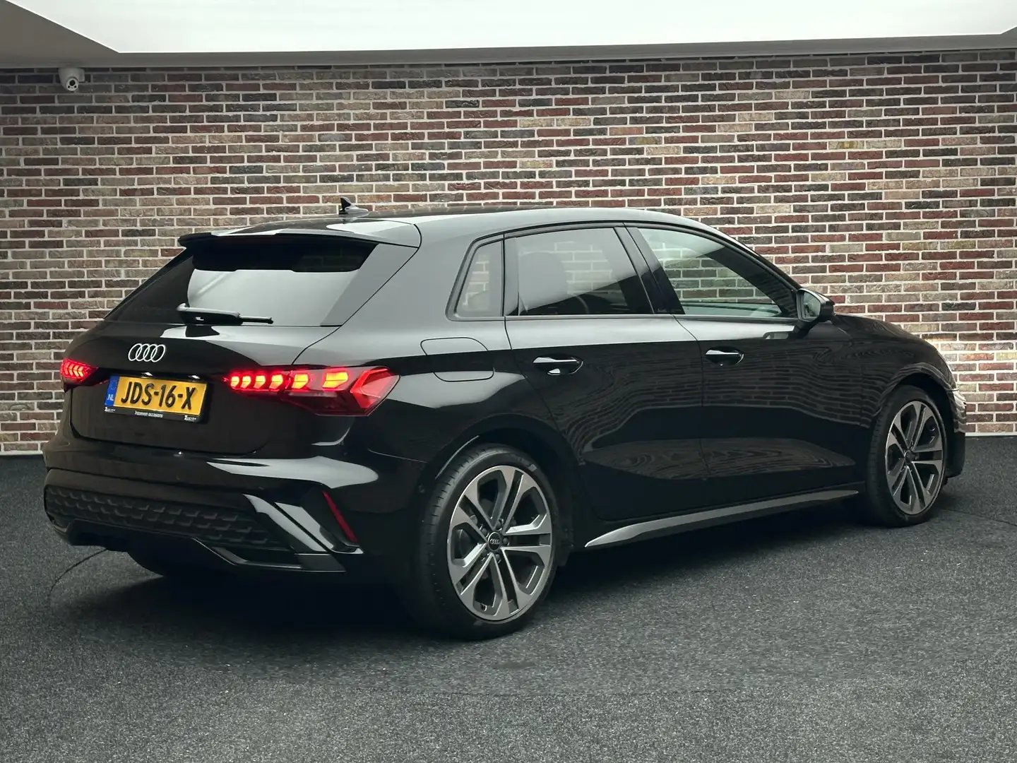 Audi A3 Sportback 35 TFSI S edition Sport Dealer Garantie Negru - 2