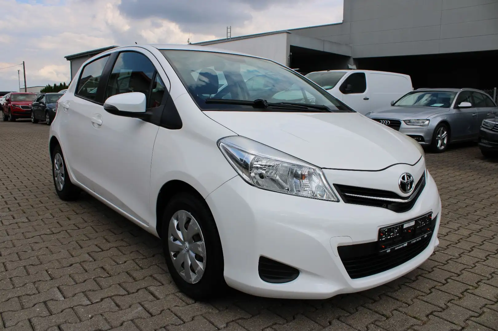 Toyota Yaris 1,0-l-Dual-VVT-i Life Weiß - 2