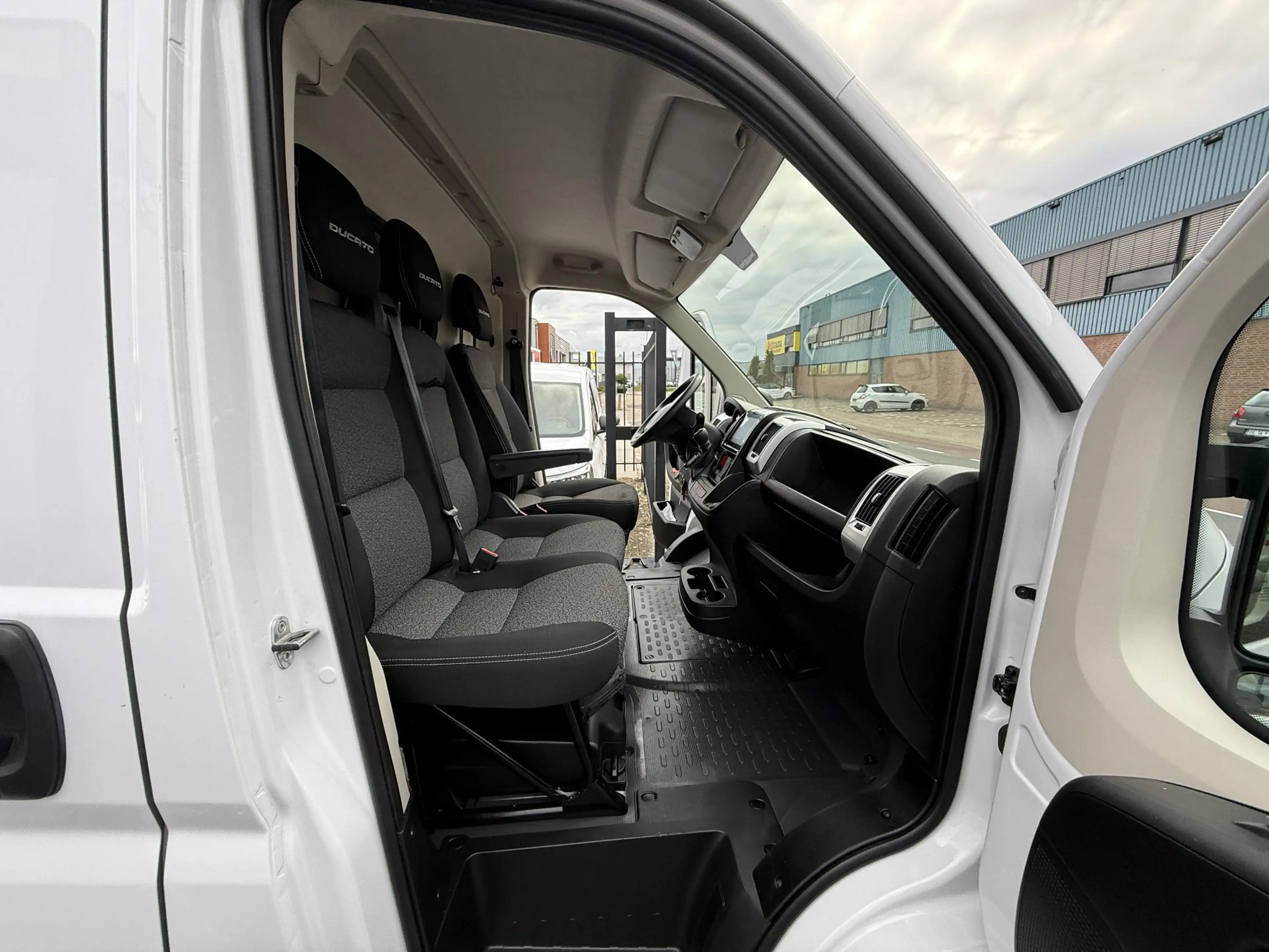 Fiat Ducato 33 2.3 MultiJet L2H2 AUTOMAAT EURO-6 CAMERA NAVI — photo 5