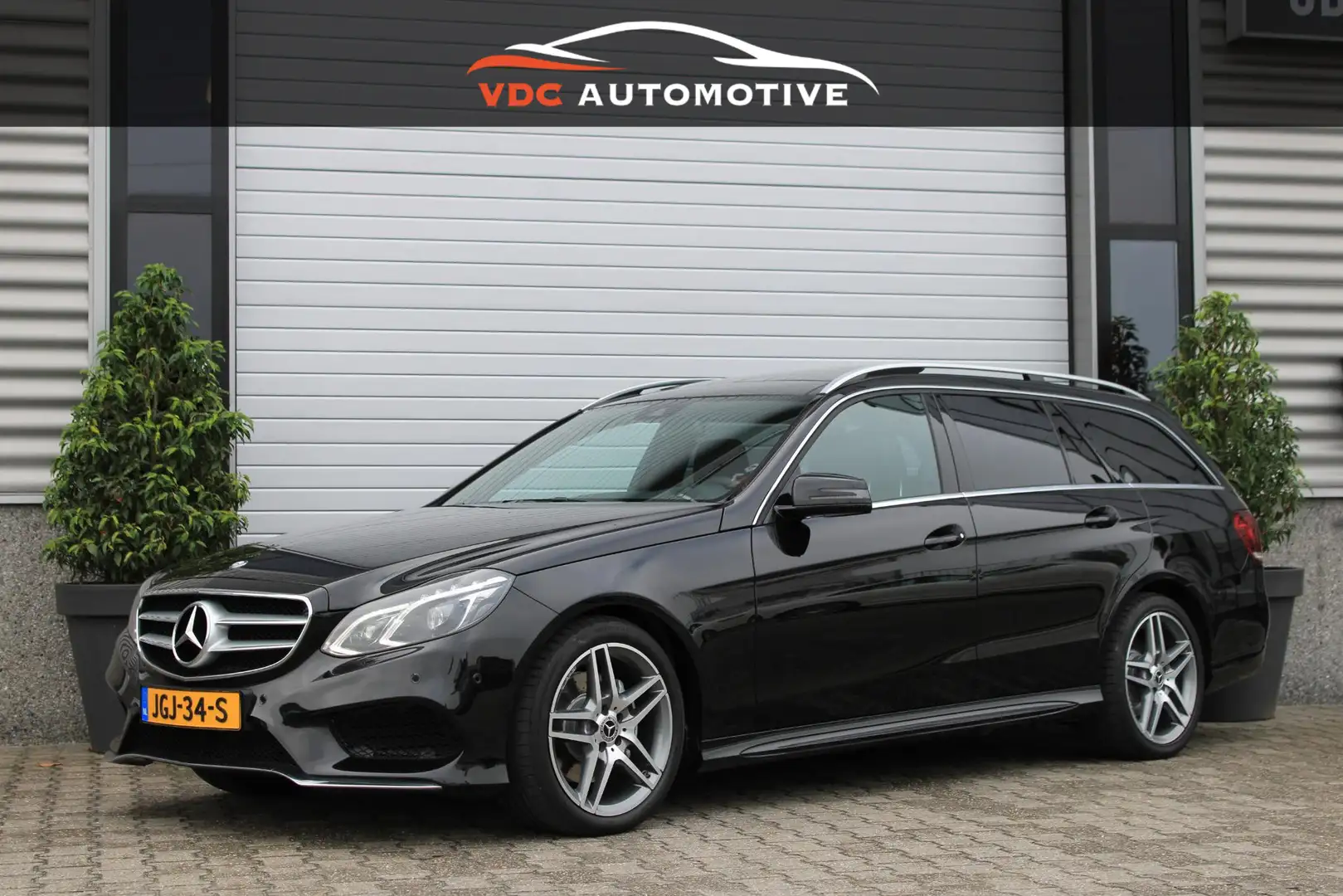 Mercedes-Benz E 250 AMG Pano | Trekhaak | Standkachel | Dodehoekassist Noir - 1