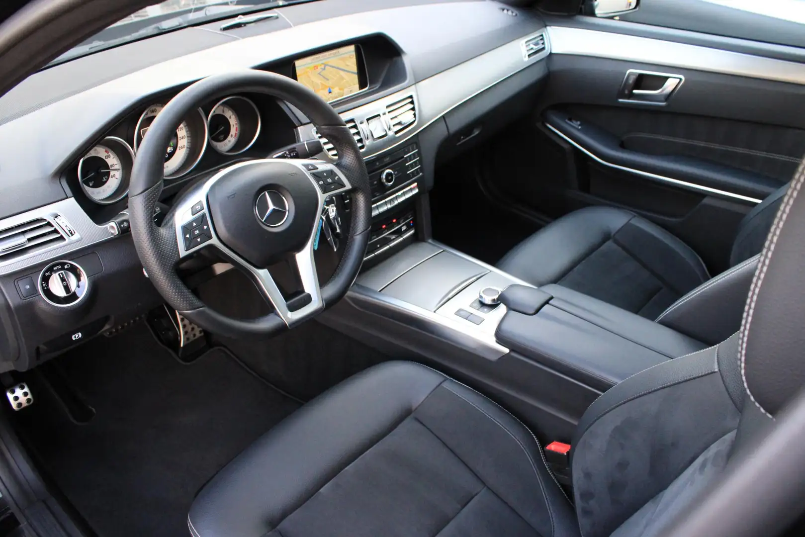 Mercedes-Benz E 250 AMG Pano | Trekhaak | Standkachel | Dodehoekassist Noir - 2