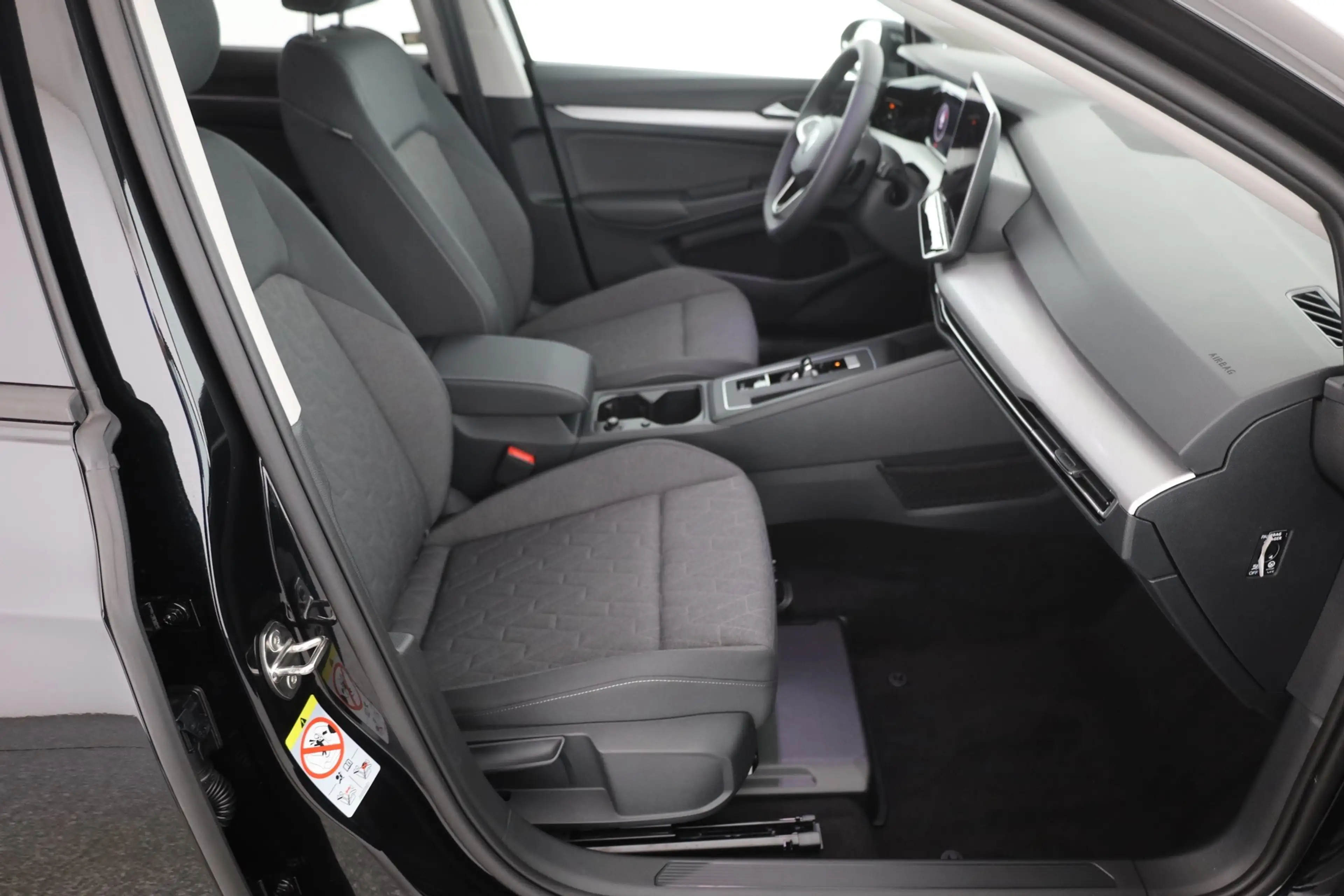 Volkswagen Golf VIII 1.5 eTSI DSG LED ACC Kamera — photo 23