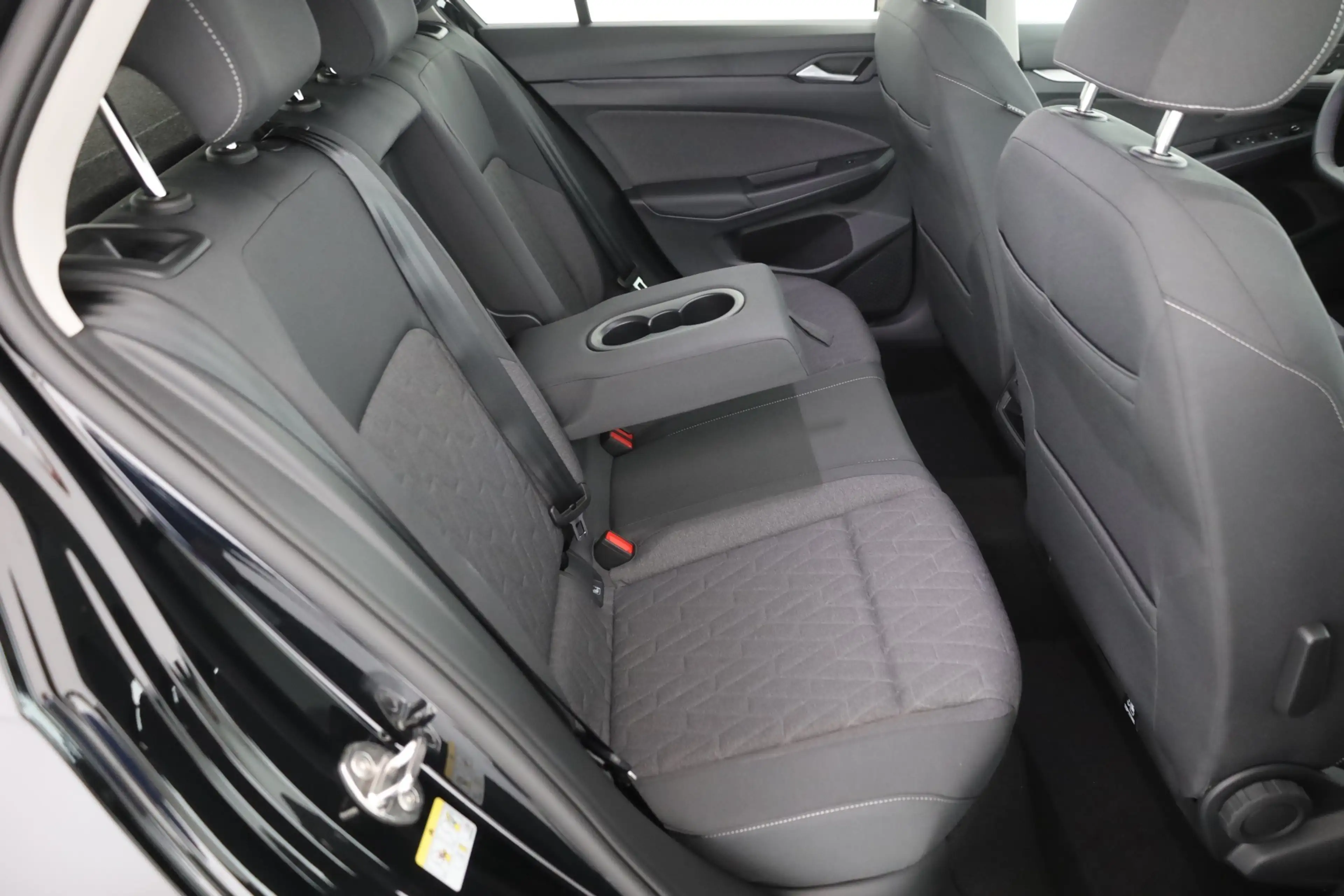 Volkswagen Golf VIII 1.5 eTSI DSG LED ACC Kamera — photo 24