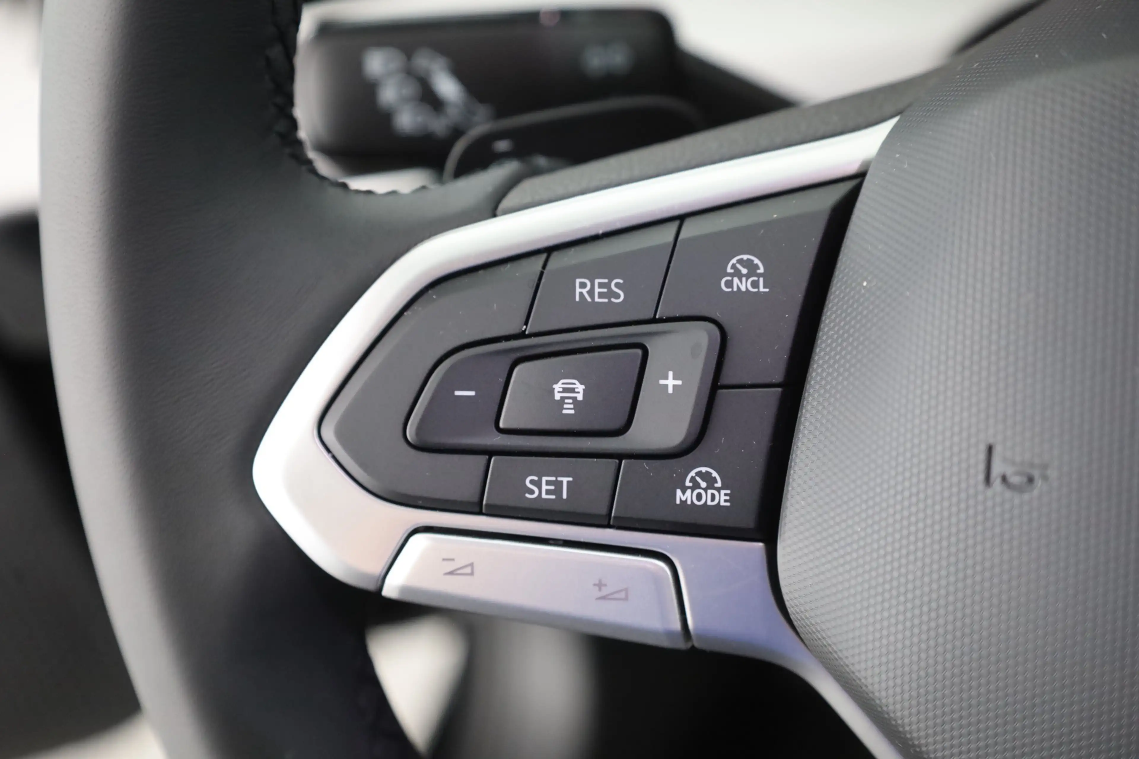 Volkswagen Golf VIII 1.5 eTSI DSG LED ACC Kamera — photo 15