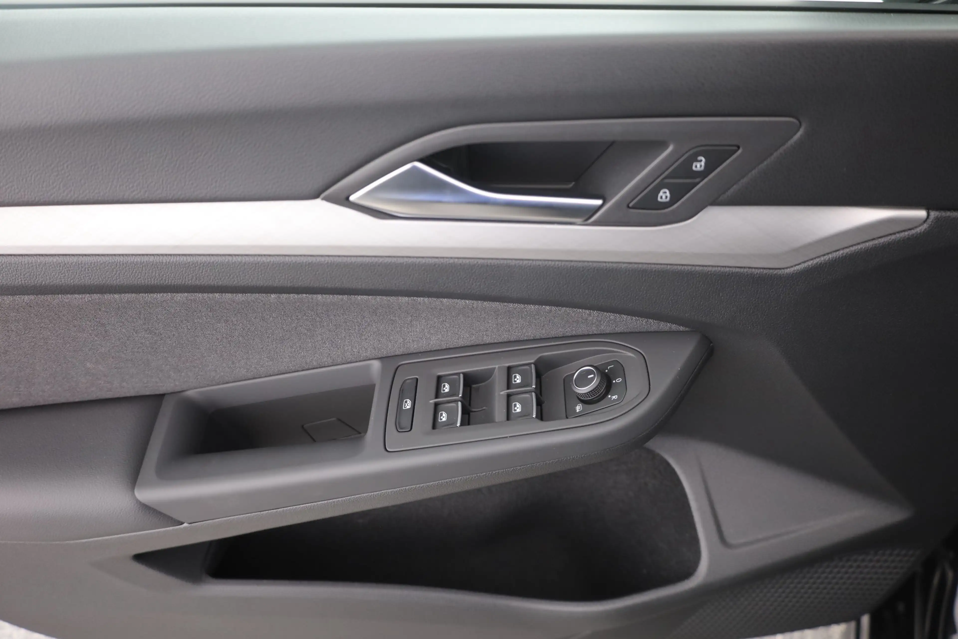 Volkswagen Golf VIII 1.5 eTSI DSG LED ACC Kamera — photo 21