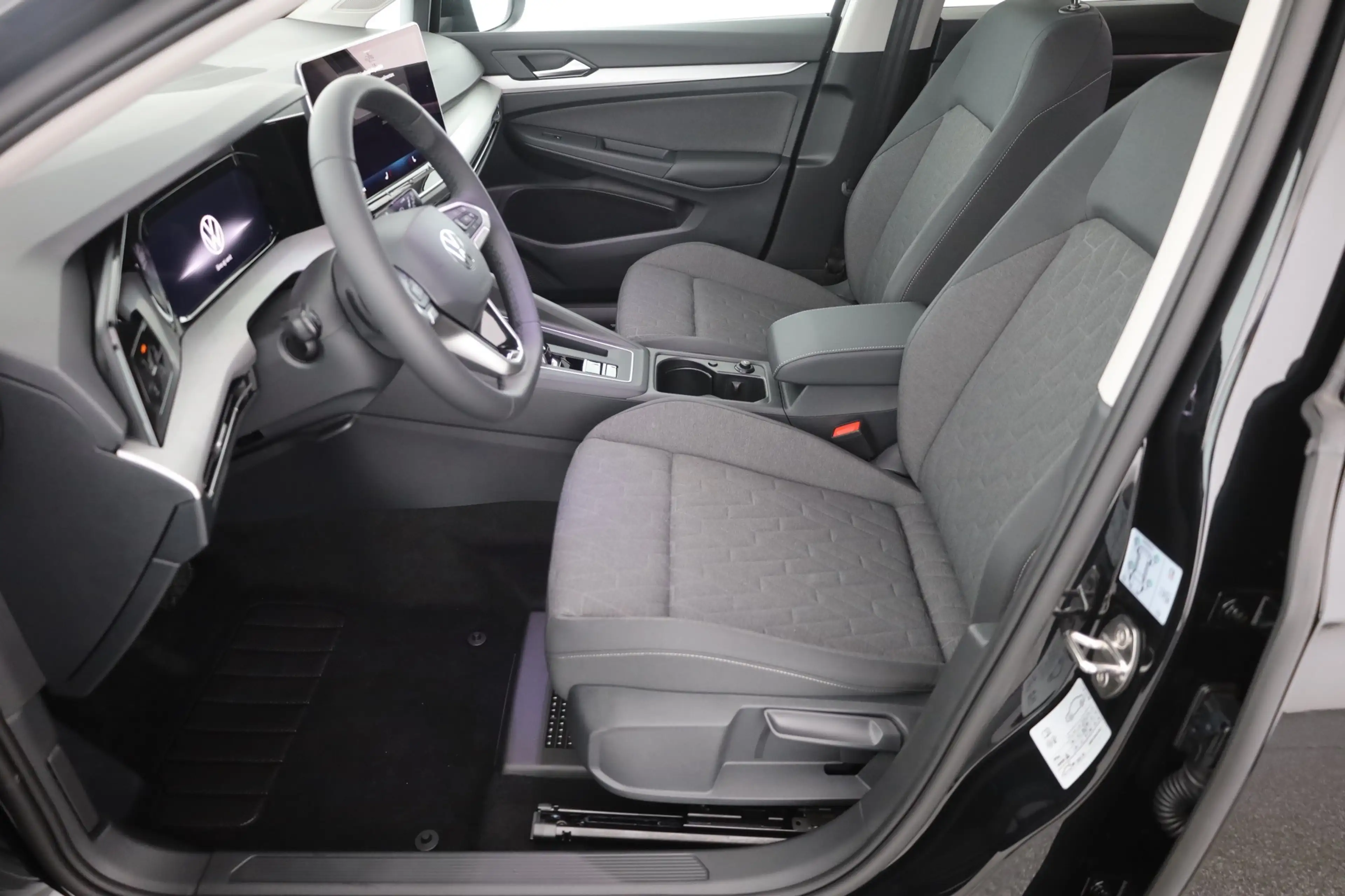Volkswagen Golf VIII 1.5 eTSI DSG LED ACC Kamera — photo 22