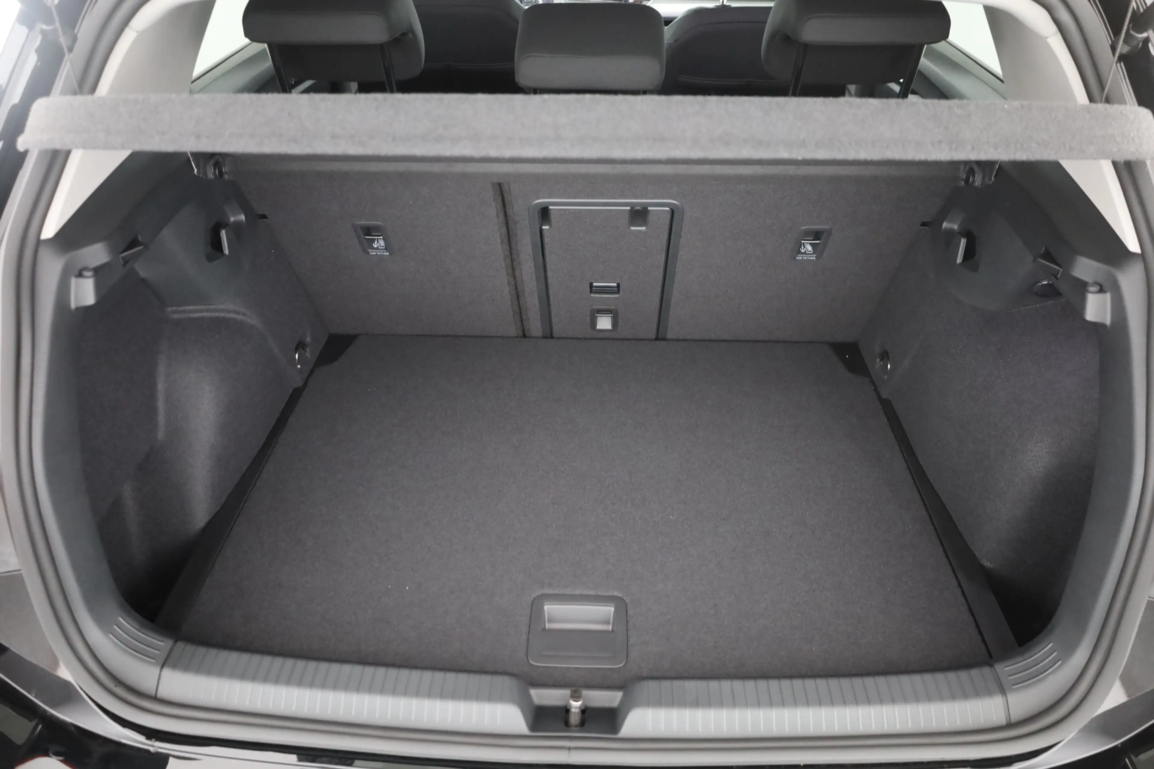 Volkswagen Golf VIII 1.5 eTSI DSG LED ACC Kamera — photo 25