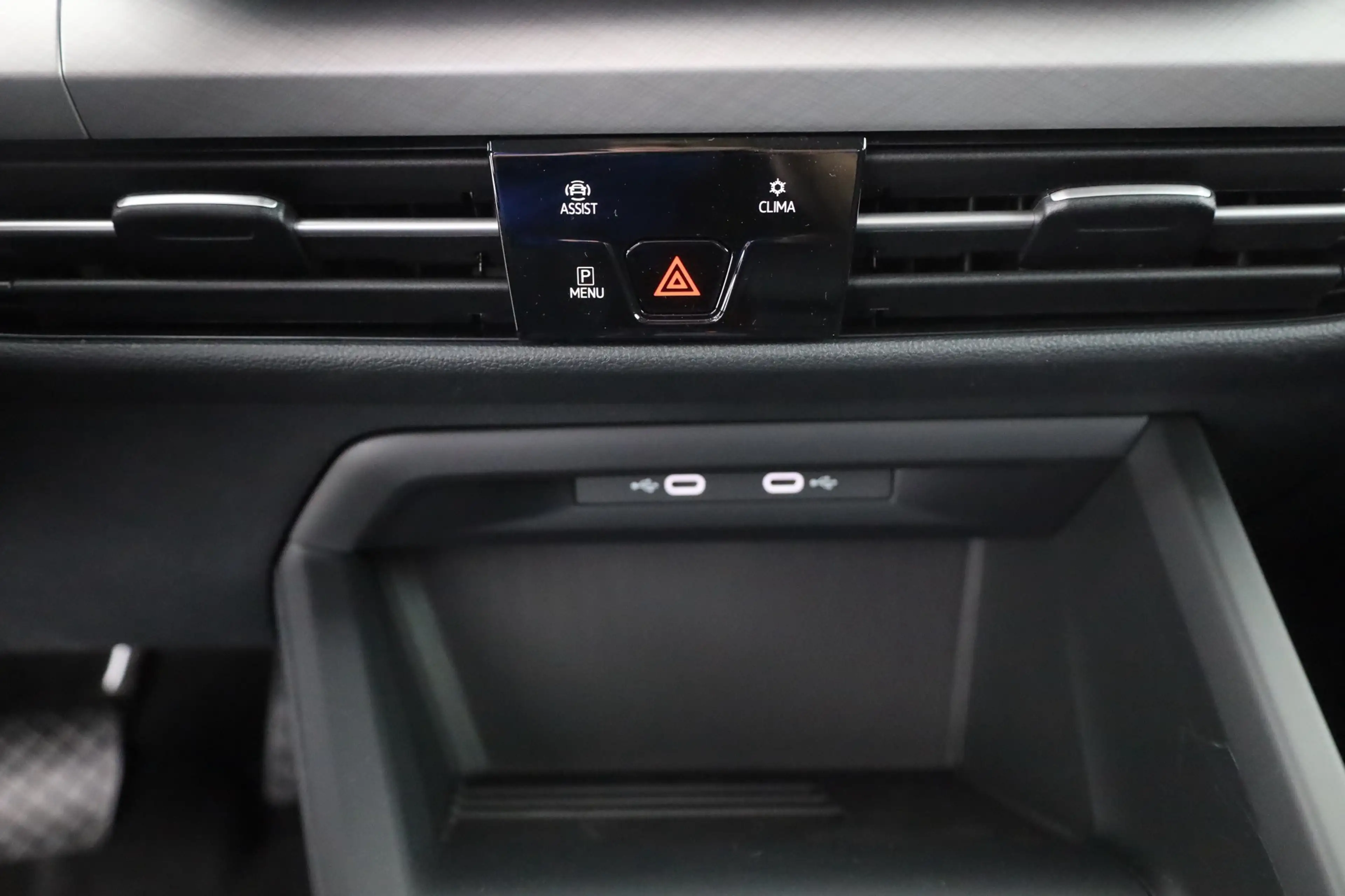 Volkswagen Golf VIII 1.5 eTSI DSG LED ACC Kamera — photo 12