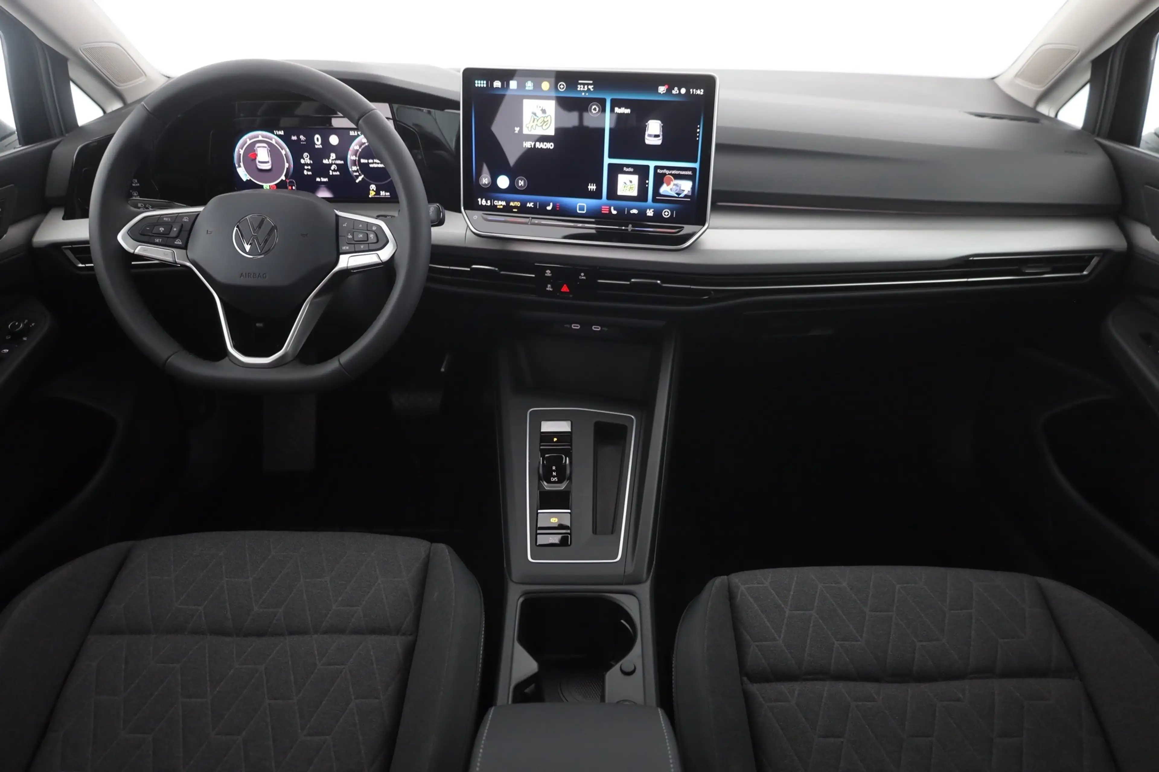 Volkswagen Golf VIII 1.5 eTSI DSG LED ACC Kamera — photo 9