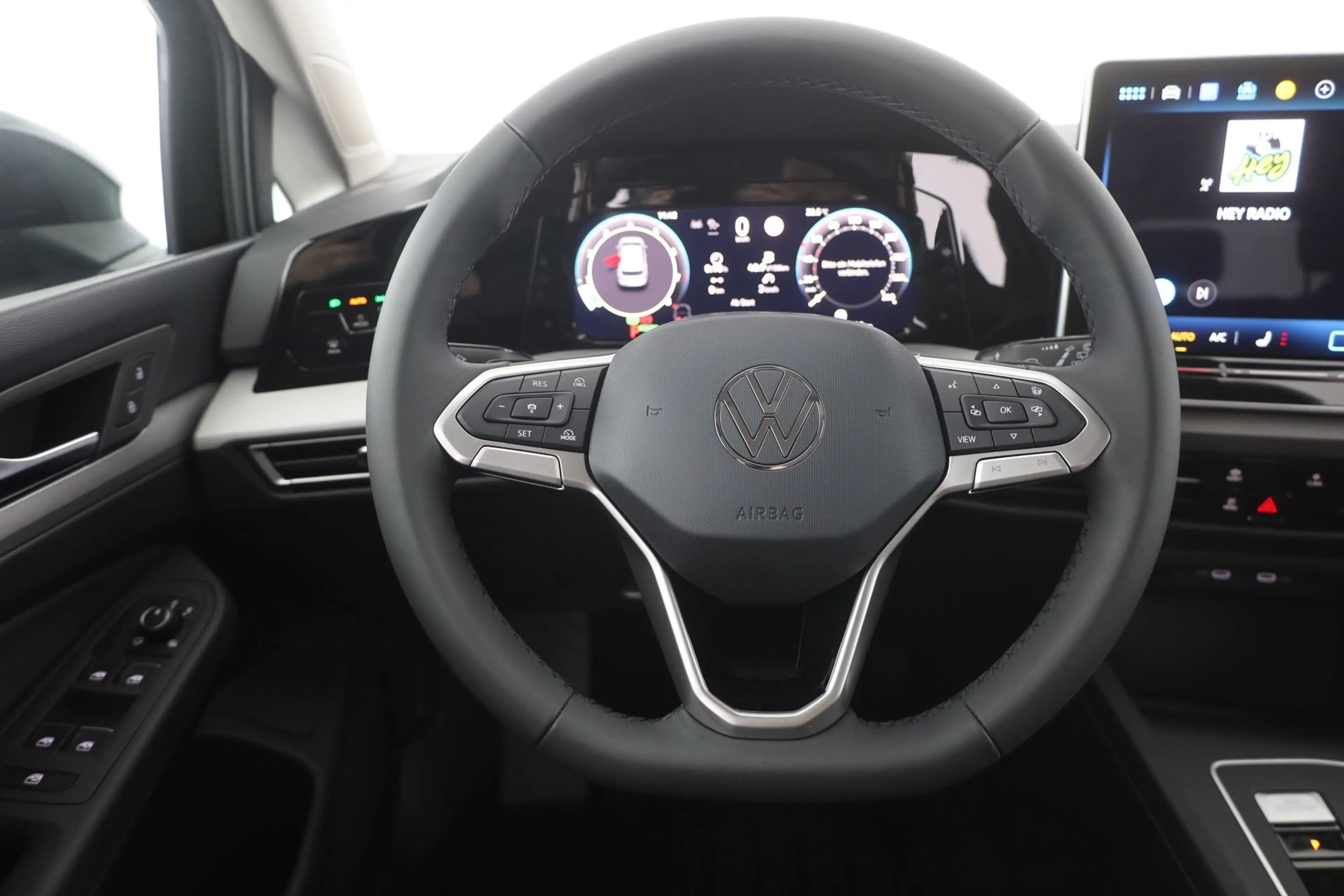 Volkswagen Golf VIII 1.5 eTSI DSG LED ACC Kamera — photo 14