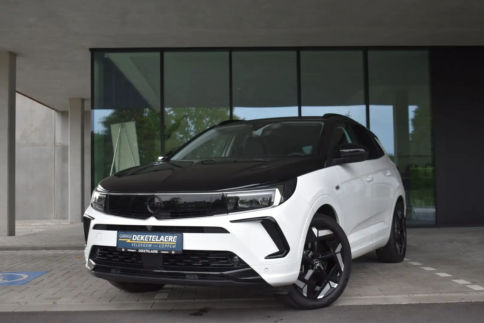 Opel Grandland 1.6Turbo Hybrid4 GSe e-AT8 4WD 300pk Wit - 1