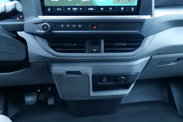 Volkswagen Transporter view 11