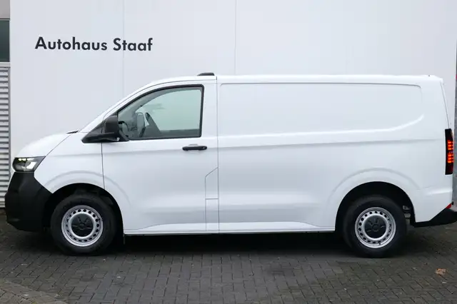 Volkswagen Transporter view 4