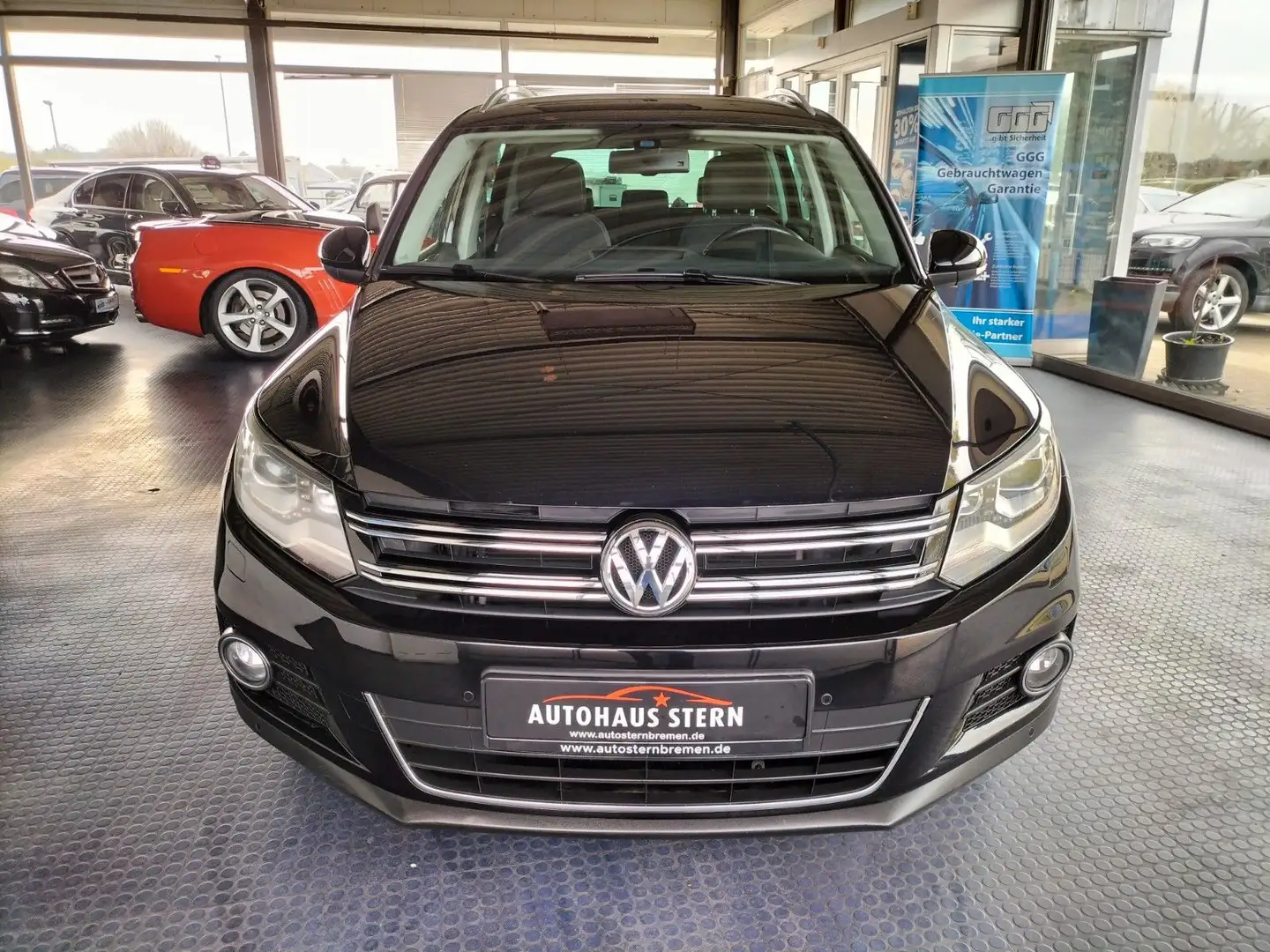 Volkswagen Tiguan Cup Sport & Style BMT*Xenon*Navi*Parkpilo Zwart - 2