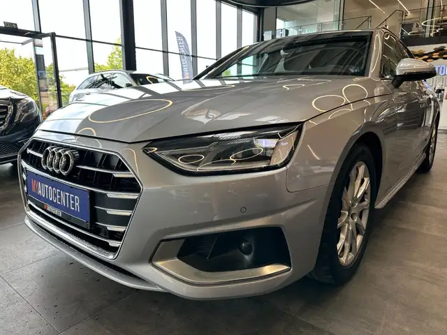 Audi A4 Avant view 4