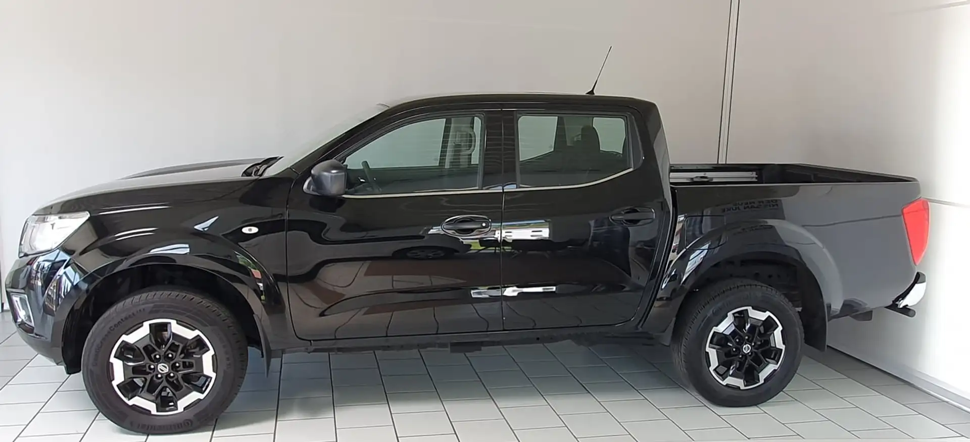 Nissan Navara Double Cab 4x4 2,3 dCi Acenta Noir - 2
