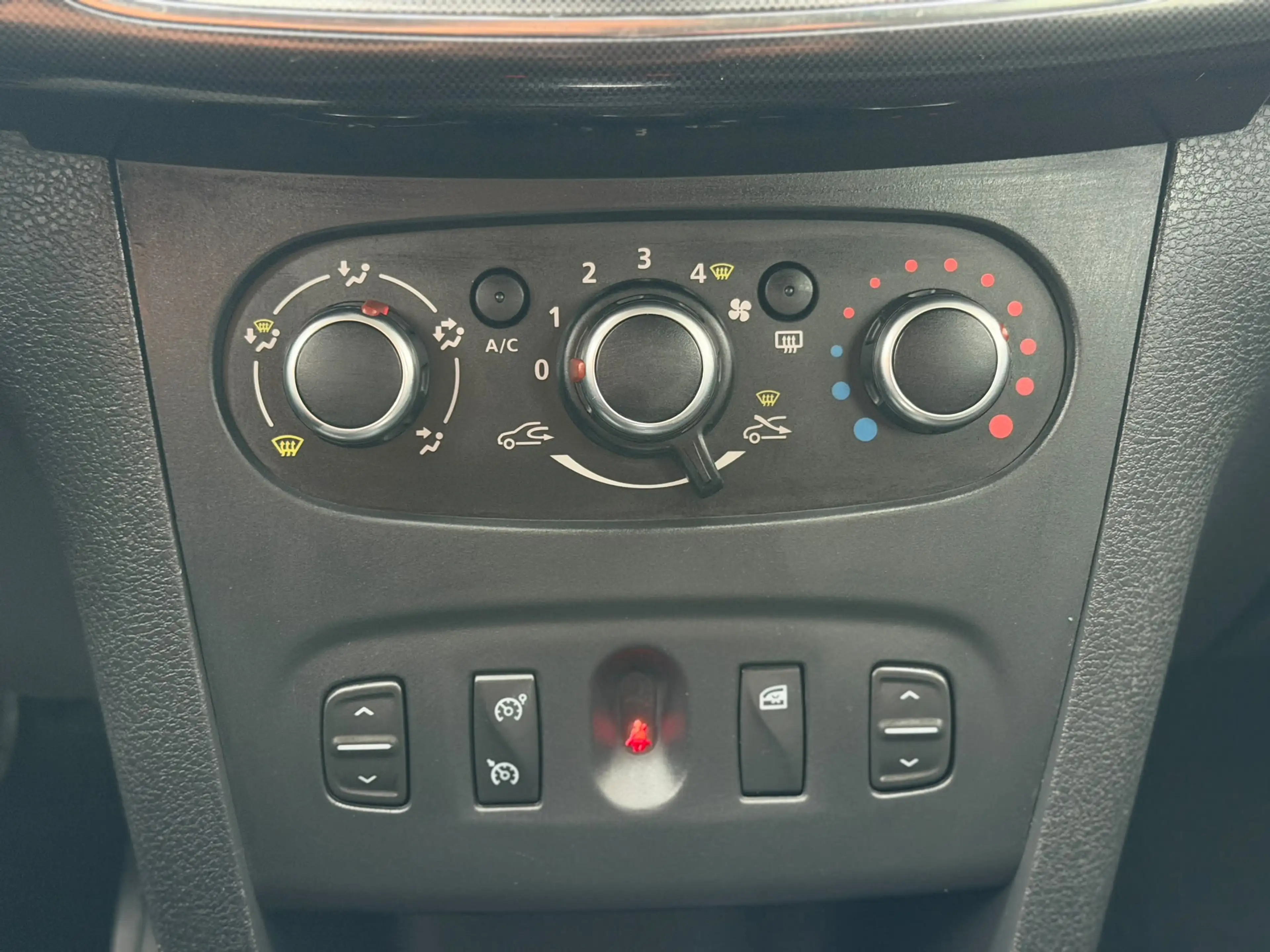 Dacia Logan Laureate 1. Hand Behindertengerecht-Umrüstung mögl. Allwetter HU/AU:NEU — photo 8