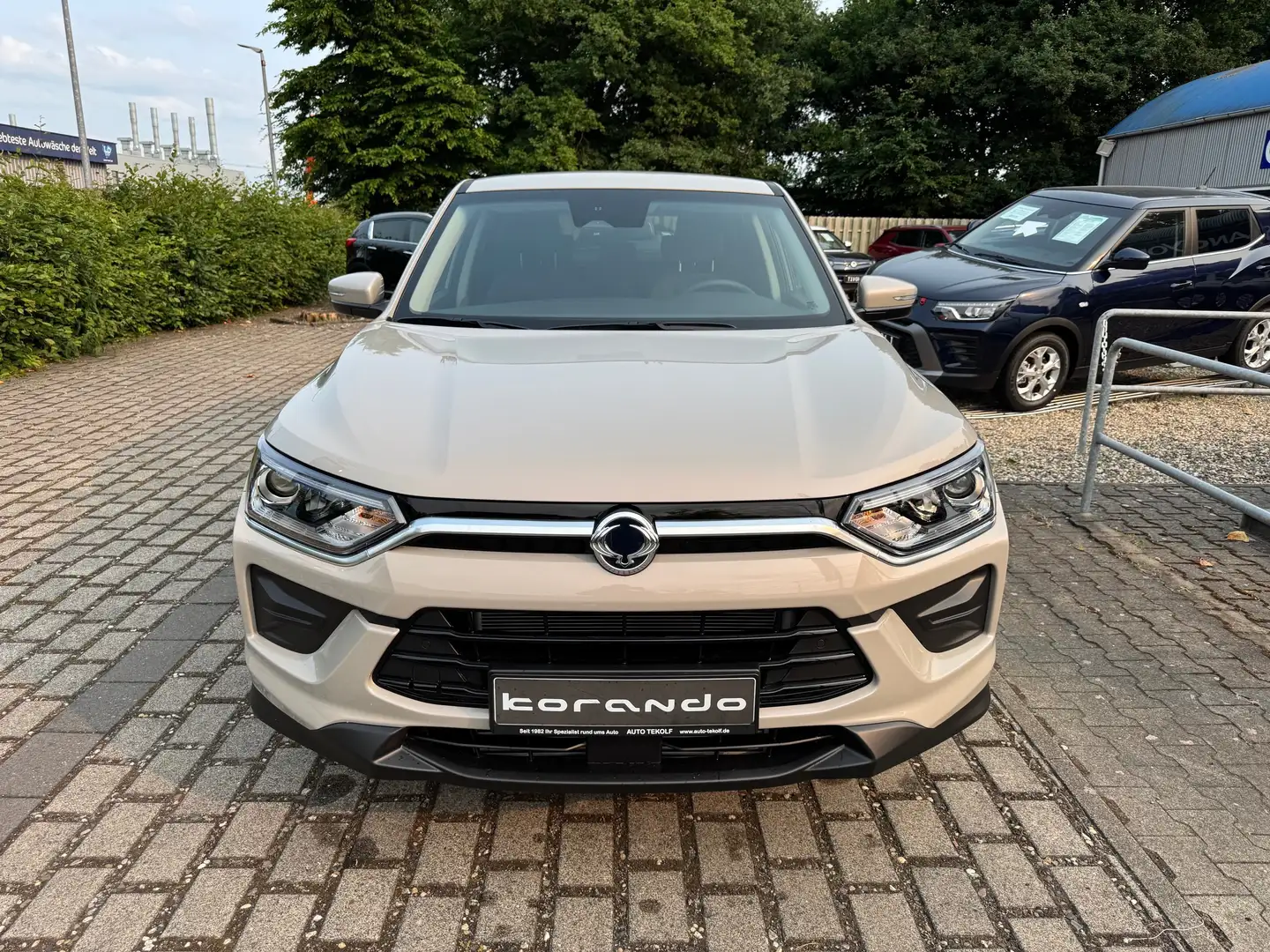 KGM Korando Sondermodell Nomad inkl. Automatik. Beige - 2