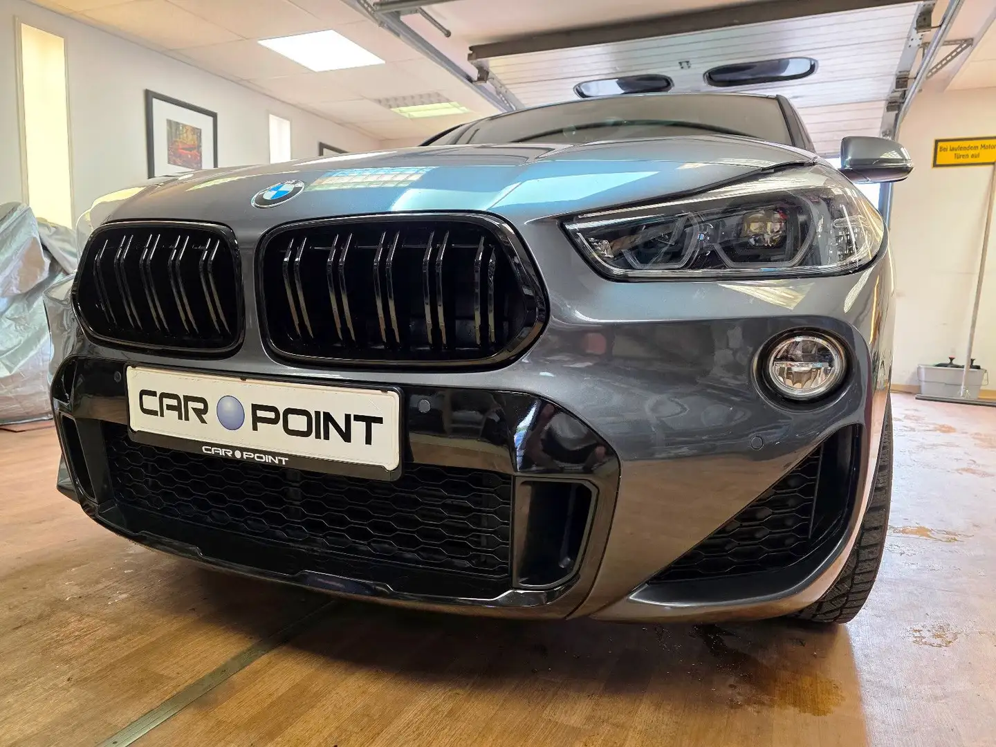 BMW X2 sDrive 18i M-Sport-X-Paket Pano HUD Alkantara Grau - 2