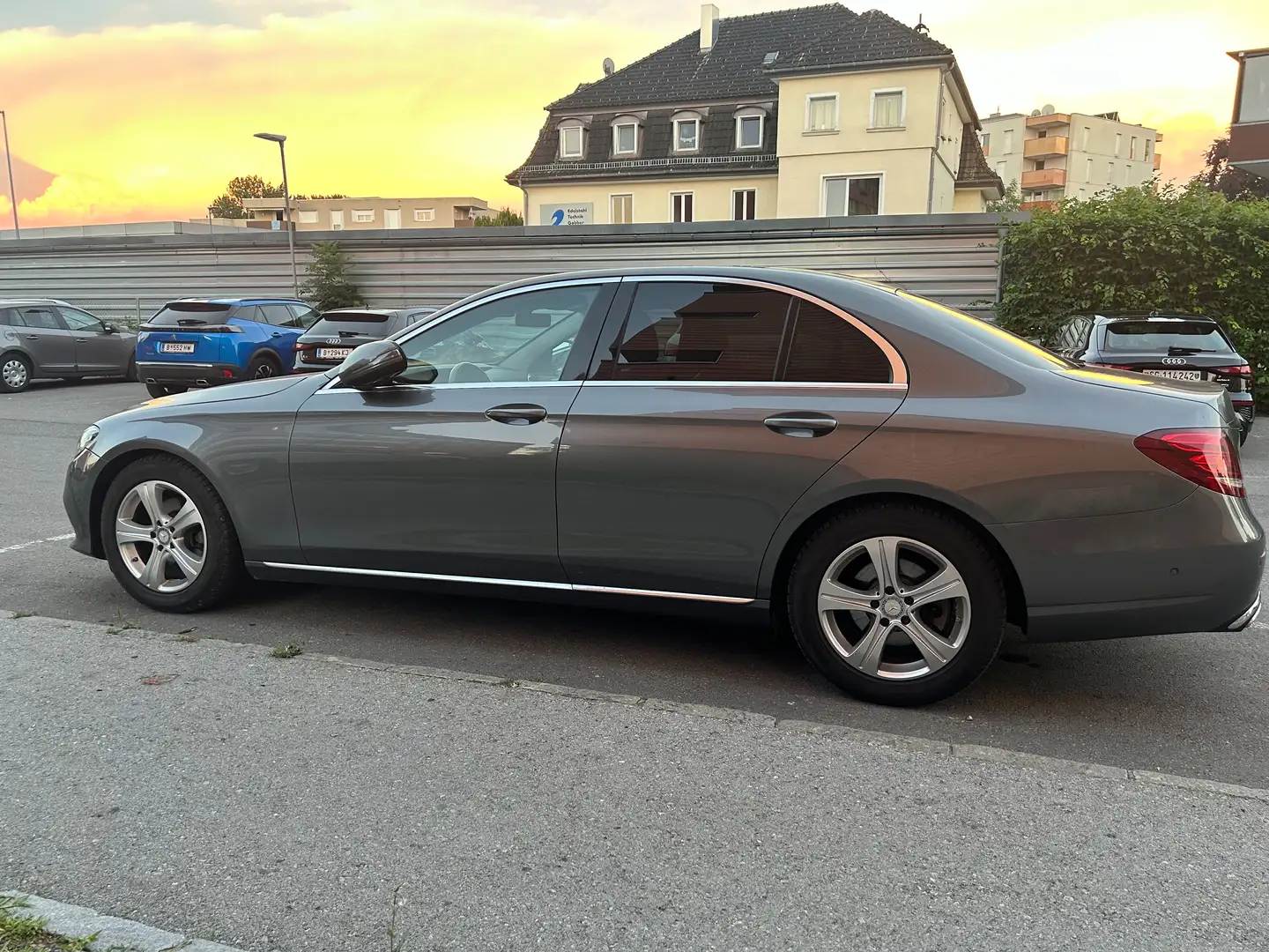 Mercedes-Benz E 220 d 9G-TRONIC Grau - 1