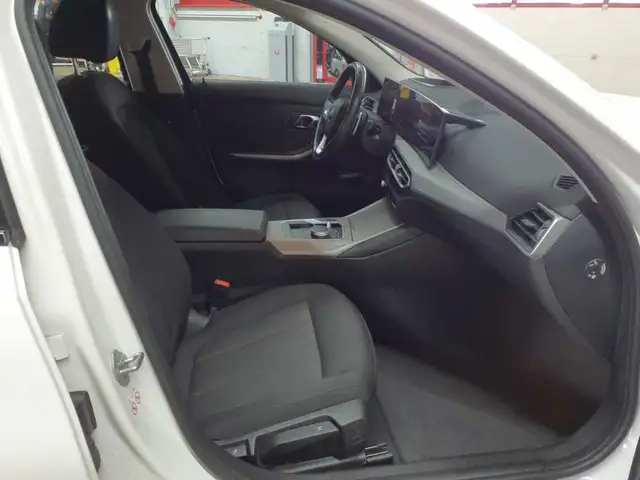 BMW 3 Series view 8