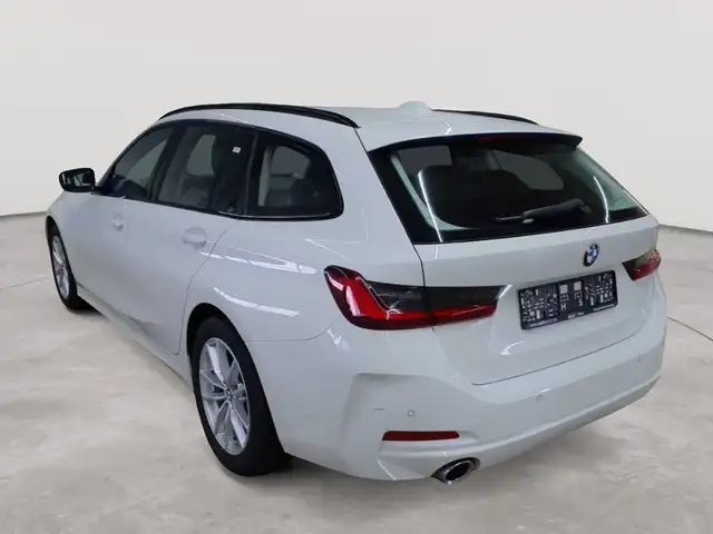 BMW 3 Series view 5