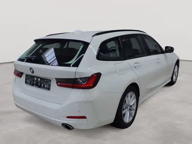 BMW 3 Series view 4