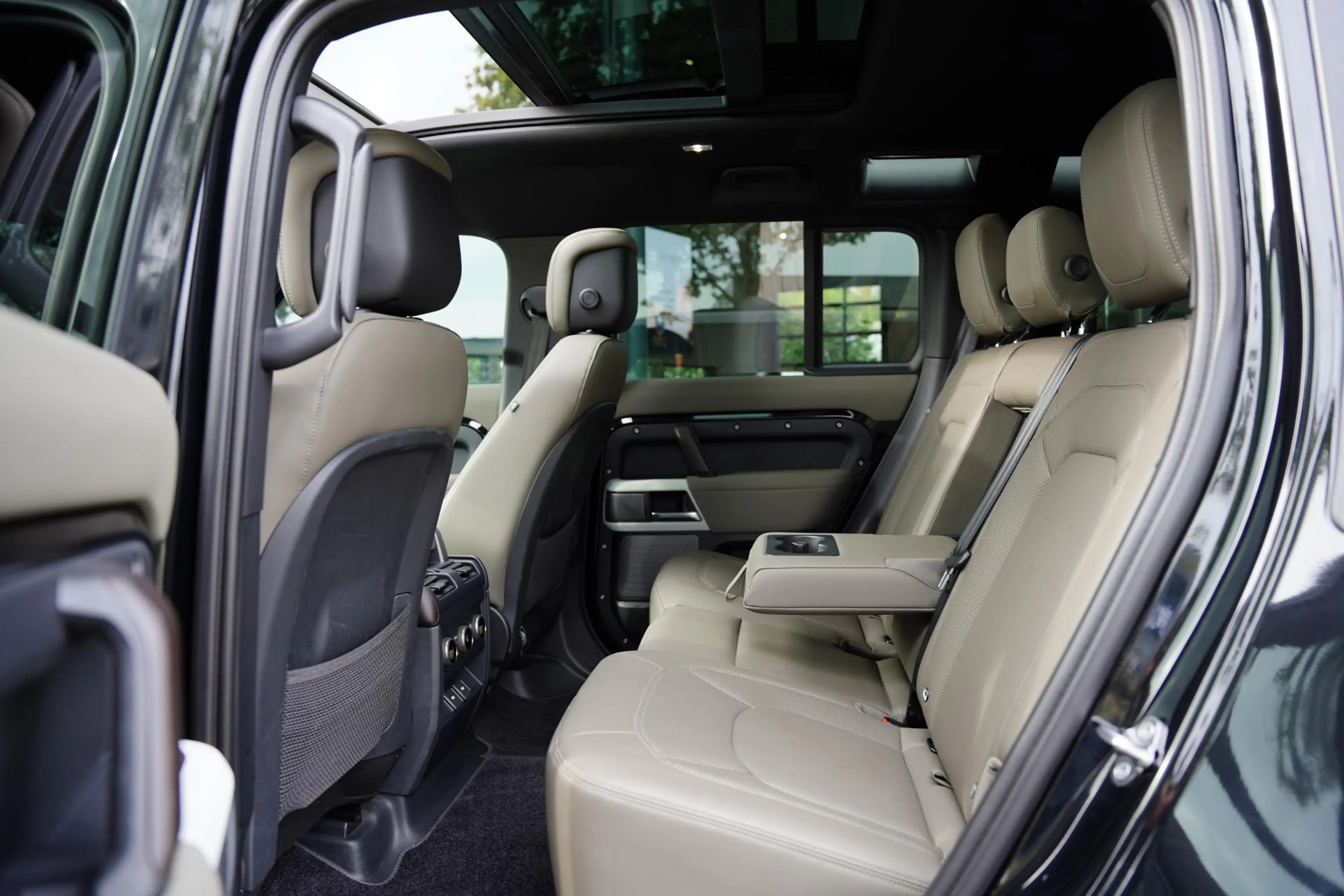 Land Rover Defender P 400 E 110 X-Dynamic HSE GERESERVEERD — photo 7