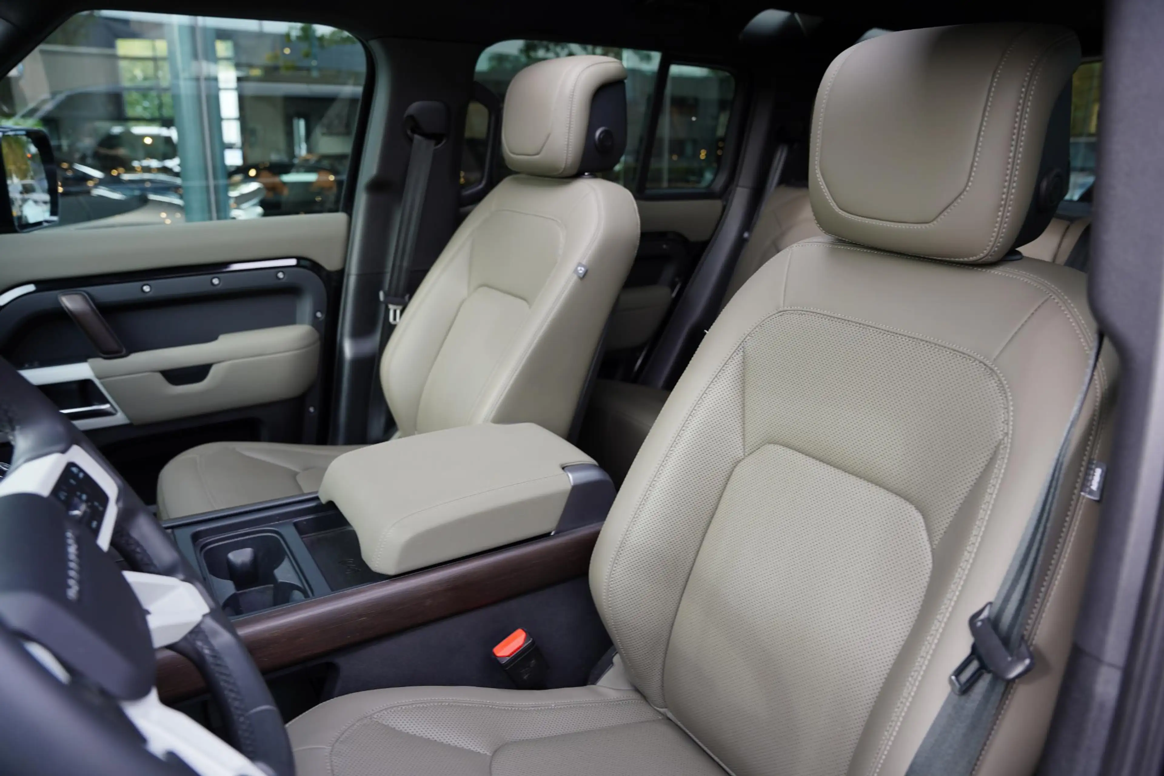 Land Rover Defender P 400 E 110 X-Dynamic HSE GERESERVEERD — photo 6