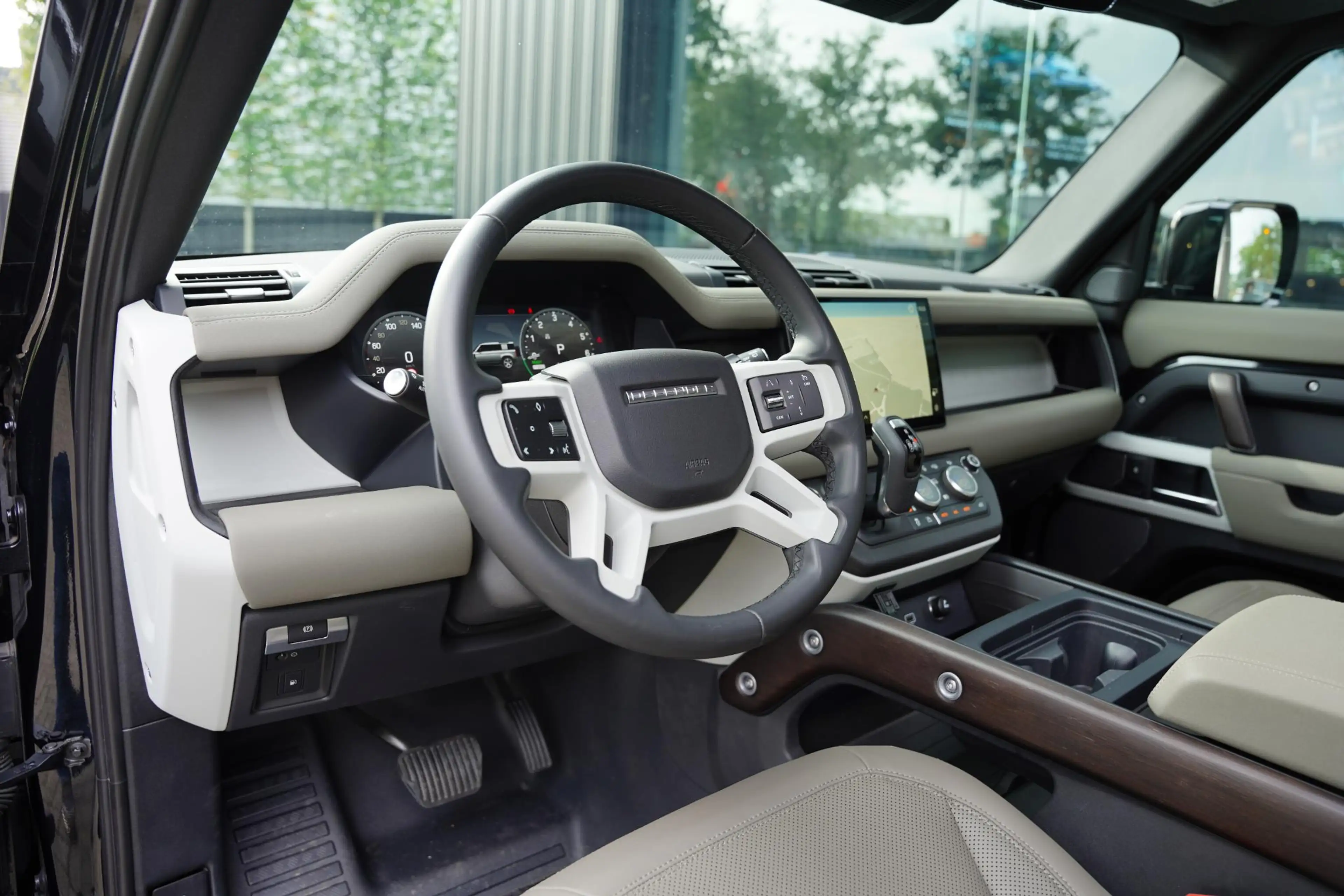 Land Rover Defender P 400 E 110 X-Dynamic HSE GERESERVEERD — photo 4