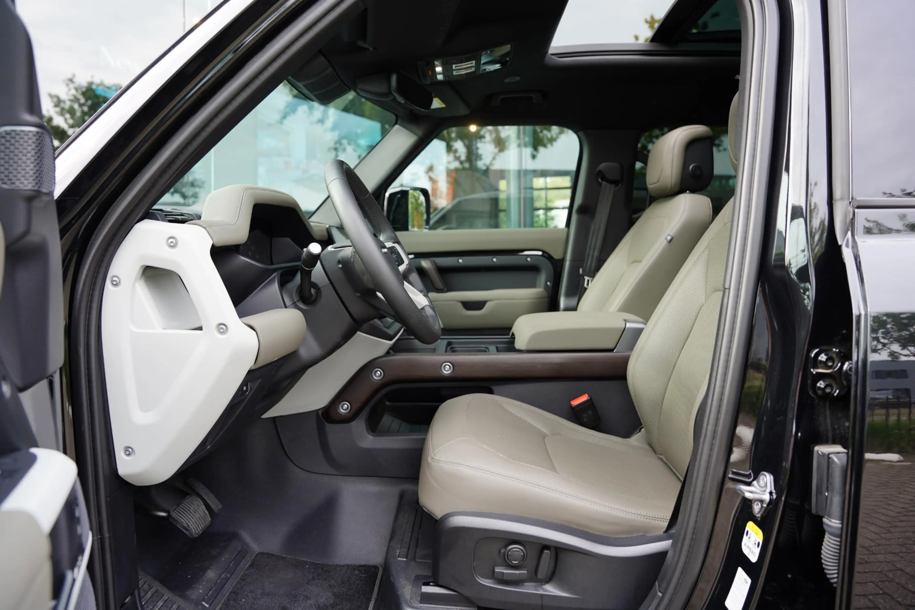 Land Rover Defender P 400 E 110 X-Dynamic HSE GERESERVEERD — photo 5