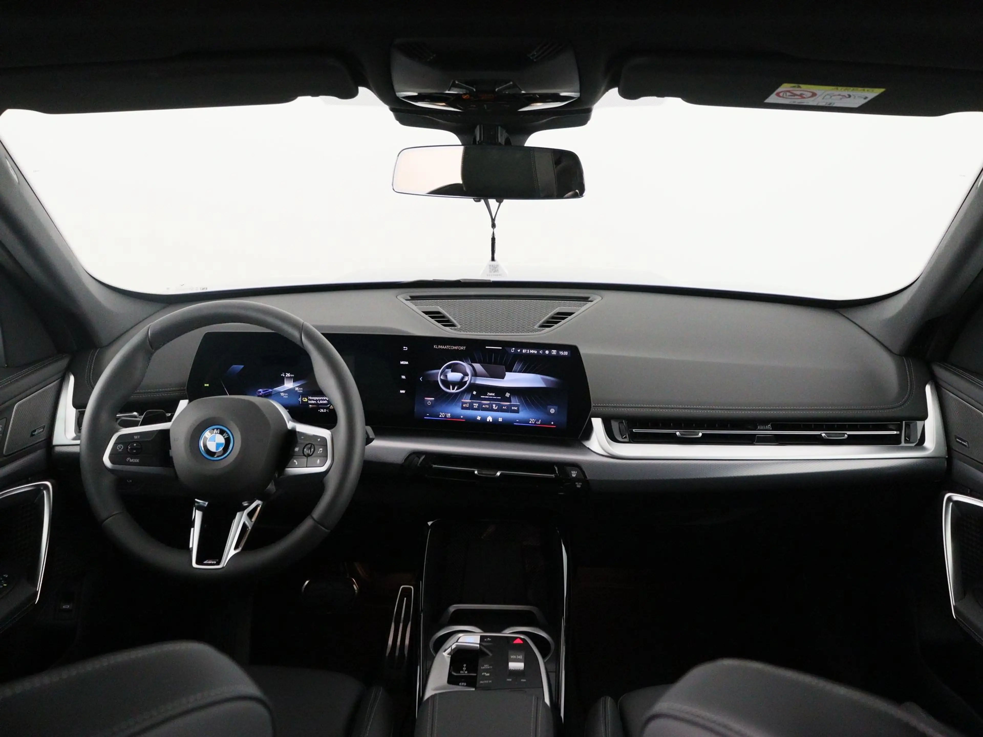 BMW iX1 eDrive20 67 kWh M Sport Edition SoH 100% — photo 15
