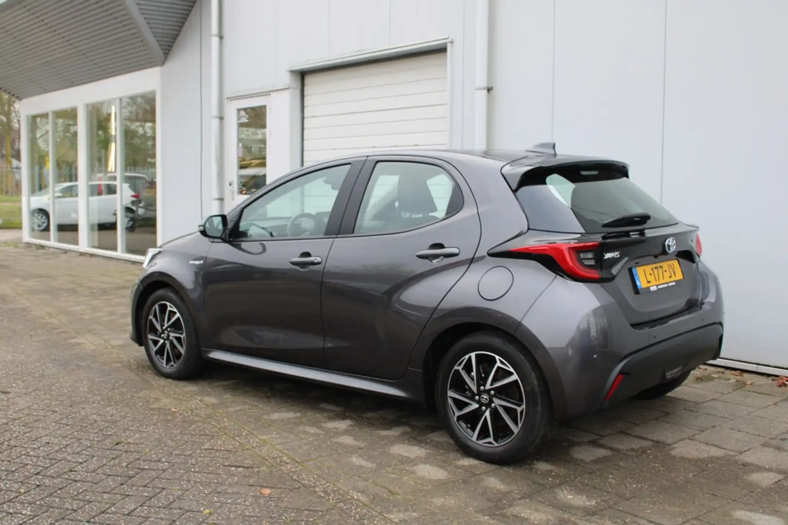 Toyota Yaris 1.5 Hybride Dynamic Plus Gris - 2