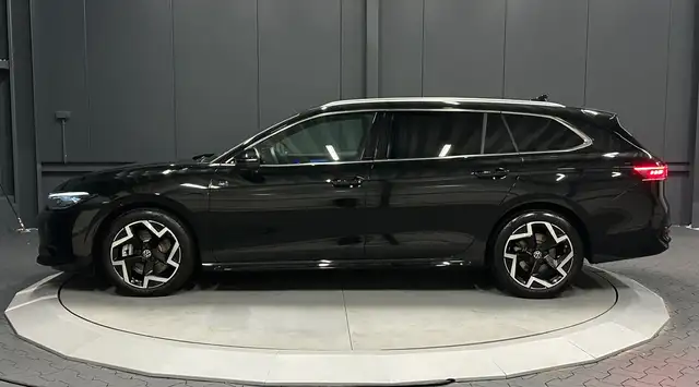 Volkswagen Passat view 2