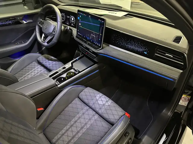 Volkswagen Passat view 11