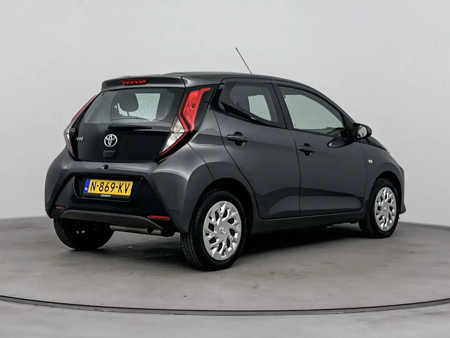 Toyota Aygo 1.0 VVT-i x-play | Garantie mogelijk t/m 11-2031 | Grijs - 2