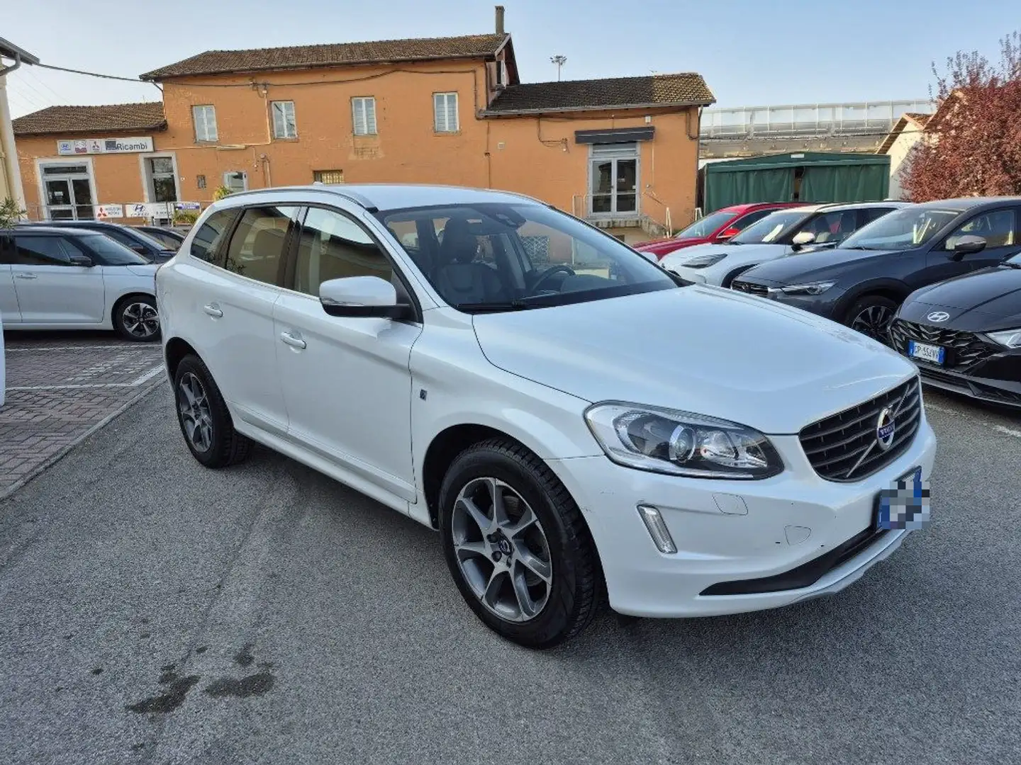Volvo XC60 D4 Geartronic Kinetic Bianco - 2