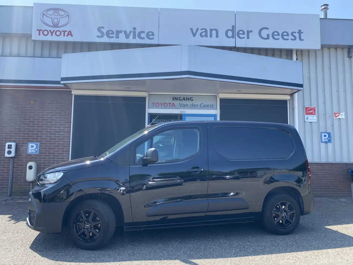 Toyota Proace City 1.2 Turbo L1 Navigator Zwart - 1