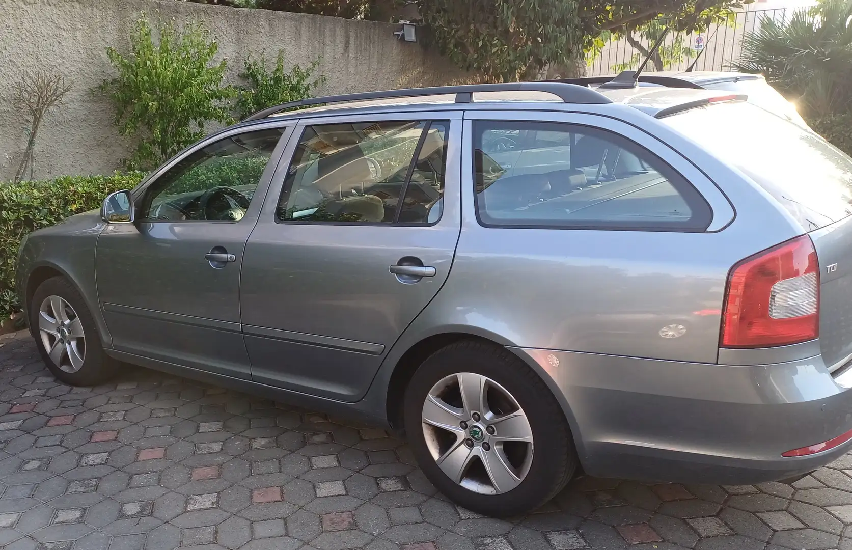 Skoda Octavia Octavia Wagon 1.6 tdi cr Ambition 105cv Grigio - 1