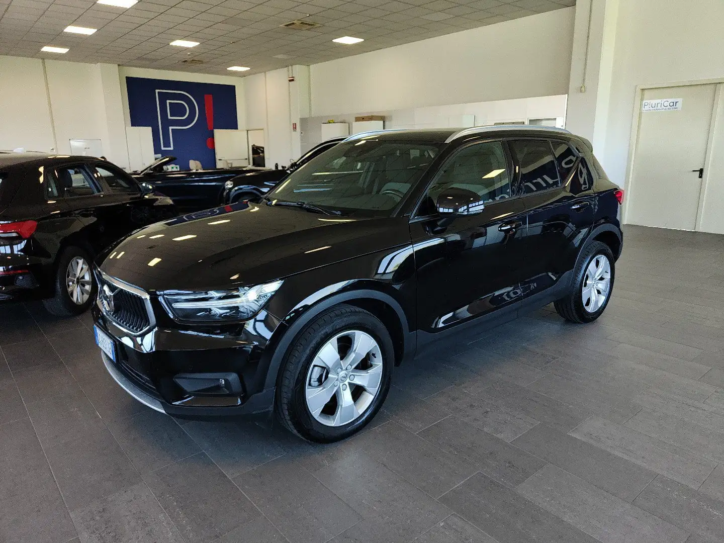 Volvo XC40 B4 197cv Momentum MHEV AWD Auto Navi Fari LED 18” Zwart - 1