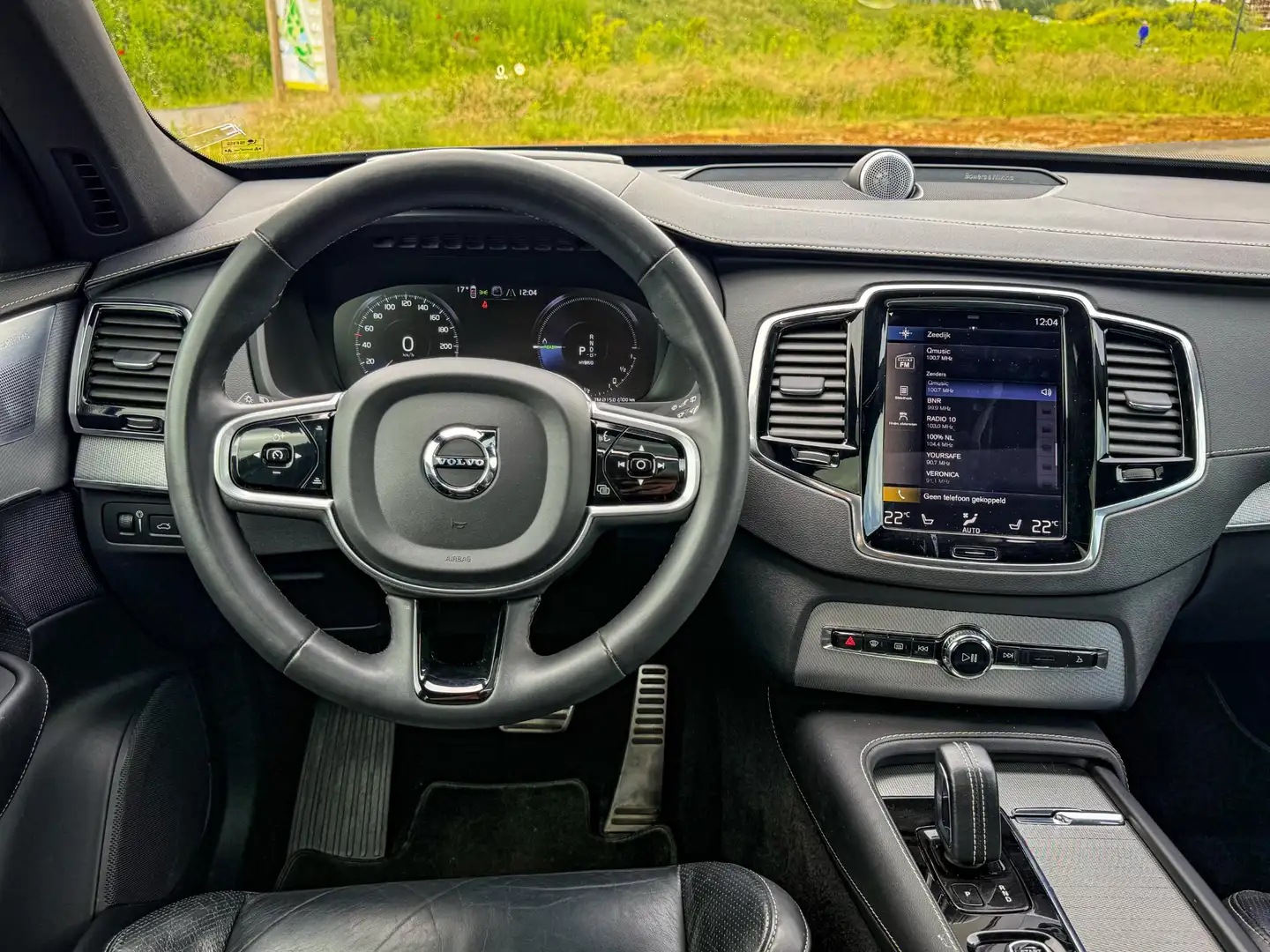 Volvo XC90 2.0 T8 Recharge AWD R-Design Luchtvering|Pano|B&W| Zwart - 2