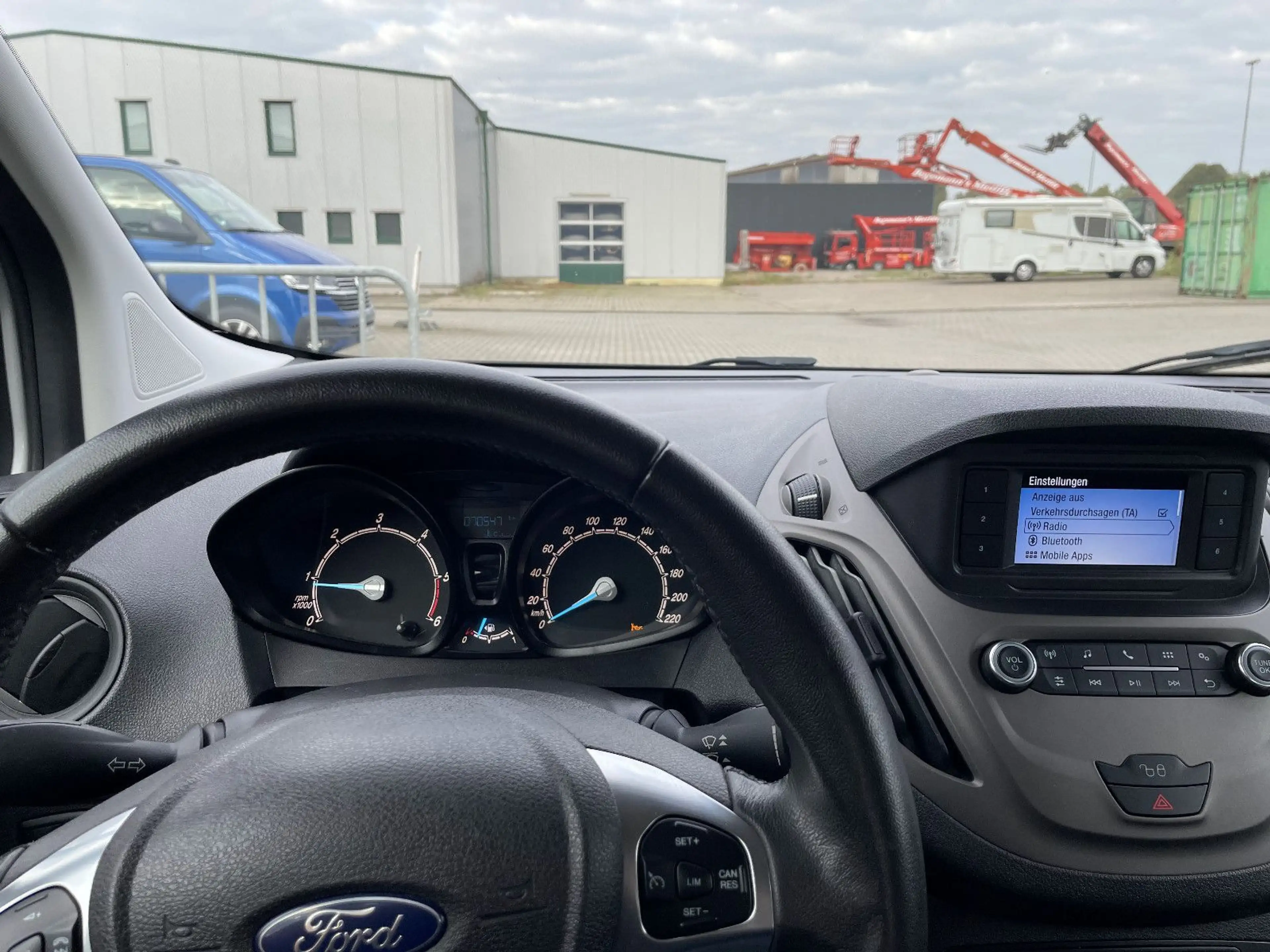 Ford Tourneo Courier Trend — photo 12